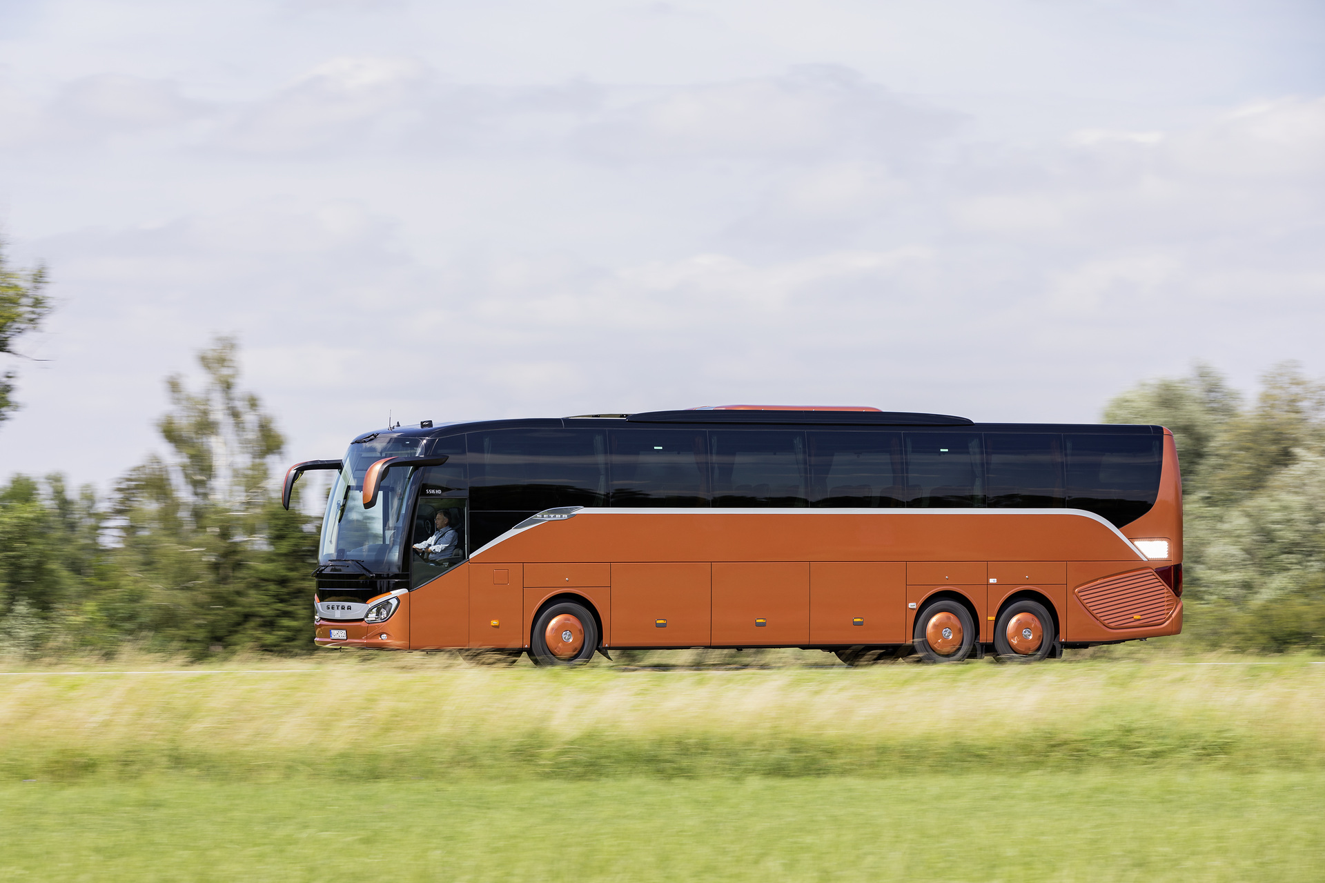 Setra S 516 HD ComfortClass, Exterior, Copper Metallic, OM 470 Euro VI rated at 335 kW/455 hp, displacement 10.7 l, 8-speed Mercedes PowerShift transmission, Active Brake Assist 4, Sideguard Assist, Predictive Powertrain Control, LED Headlamps, length/width/height: 13115/2550/3770 mm, seating: 1/48. Preview IAA Daimler Buses – World Premiere eCitaro