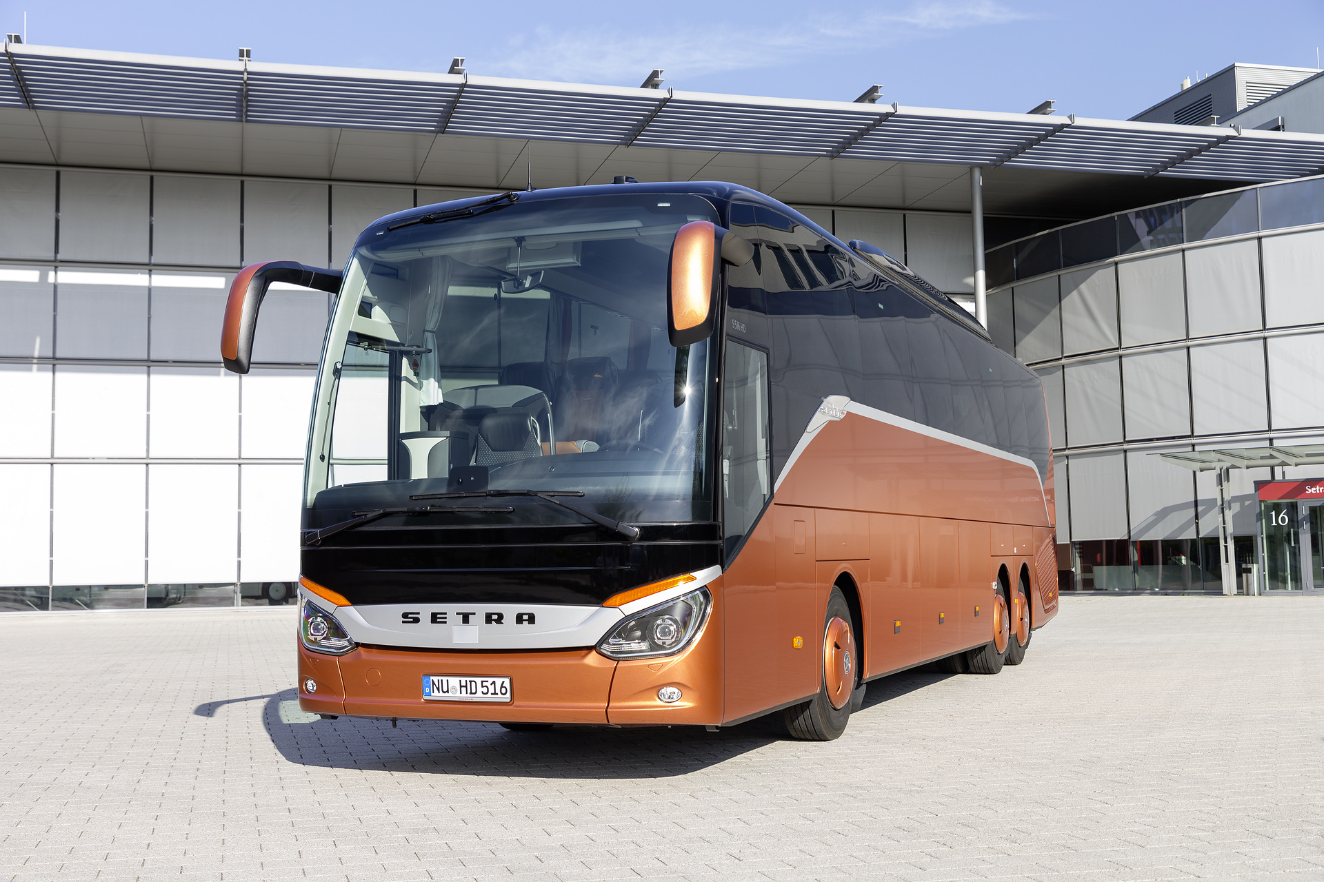 Setra S 516 HD ComfortClass, Exterior, Copper Metallic, OM 470 Euro VI rated at 335 kW/455 hp, displacement 10.7 l, 8-speed Mercedes PowerShift transmission, Active Brake Assist 4, Sideguard Assist, Predictive Powertrain Control, LED Headlamps, length/width/height: 13115/2550/3770 mm, seating: 1/48. Preview IAA Daimler Buses – World Premiere eCitaro