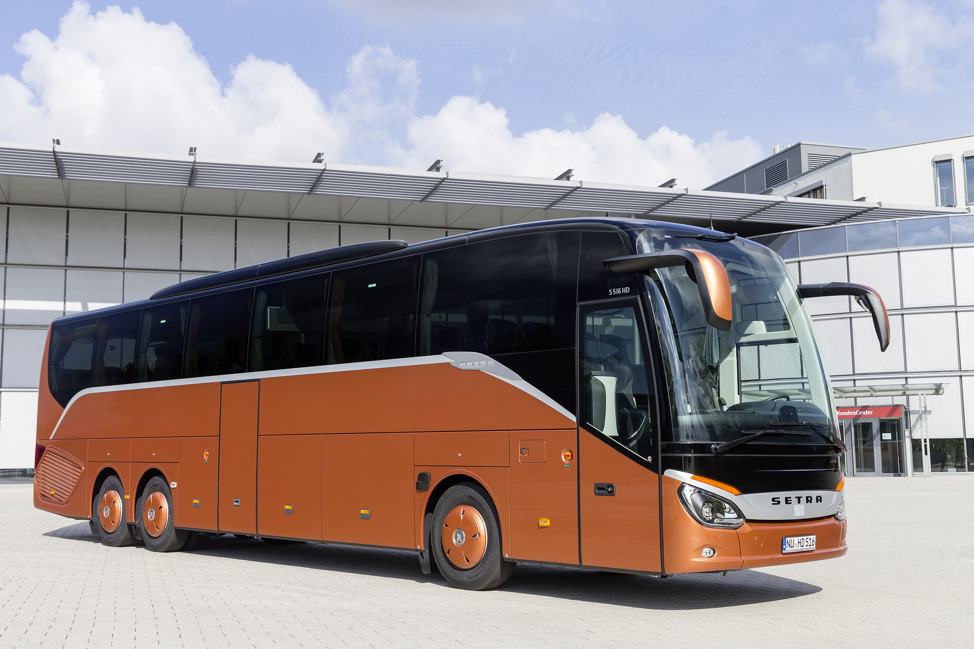 Setra S 516 HD ComfortClass, Exterior, Copper Metallic, OM 470 Euro VI rated at 335 kW/455 hp, displacement 10.7 l, 8-speed Mercedes PowerShift transmission, Active Brake Assist 4, Sideguard Assist, Predictive Powertrain Control, LED Headlamps, length/width/height: 13115/2550/3770 mm, seating: 1/48. Preview IAA Daimler Buses – World Premiere eCitaro