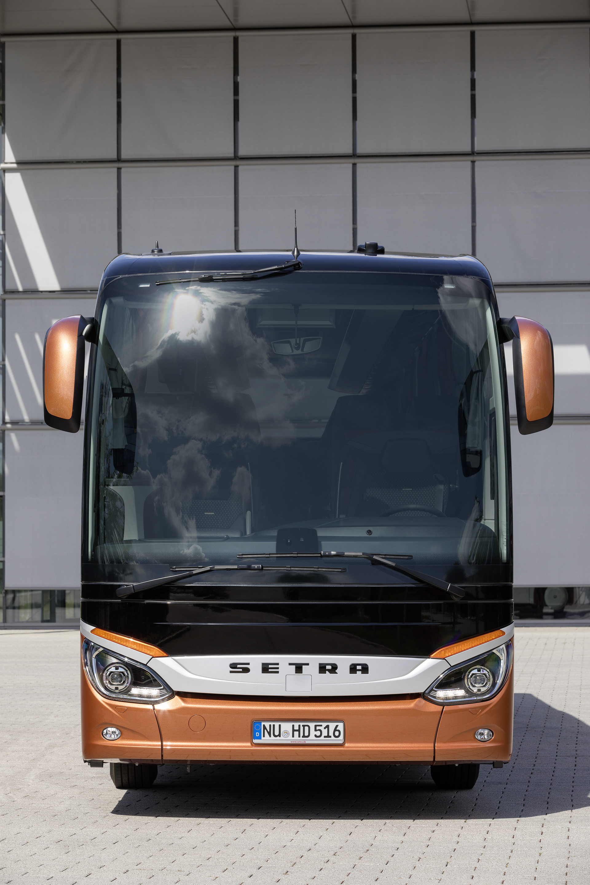 Setra S 516 HD ComfortClass, Exterior, Copper Metallic, OM 470 Euro VI rated at 335 kW/455 hp, displacement 10.7 l, 8-speed Mercedes PowerShift transmission, Active Brake Assist 4, Sideguard Assist, Predictive Powertrain Control, LED Headlamps, length/width/height: 13115/2550/3770 mm, seating: 1/48. Preview IAA Daimler Buses – World Premiere eCitaro