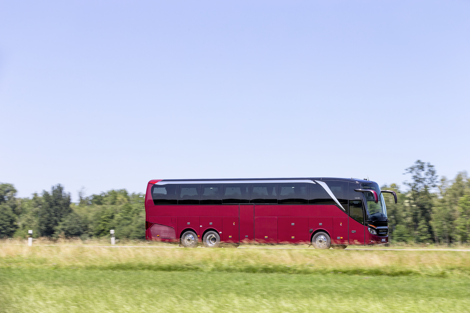 Setra S 516 HDH TopClass, Exterior, Wine Red Metallic, OM 471 rated at 375 kW/510 hp, displacement 12.8 l, 8-speed Mercedes PowerShift transmission, Active Brake Assist 4, Sideguard Assist, Predictive Powertrain Control, LED Headlamps, length/width/height: 13325/2550/3880 mm, seating: 1/44. Preview IAA Daimler Buses – World Premiere eCitaro