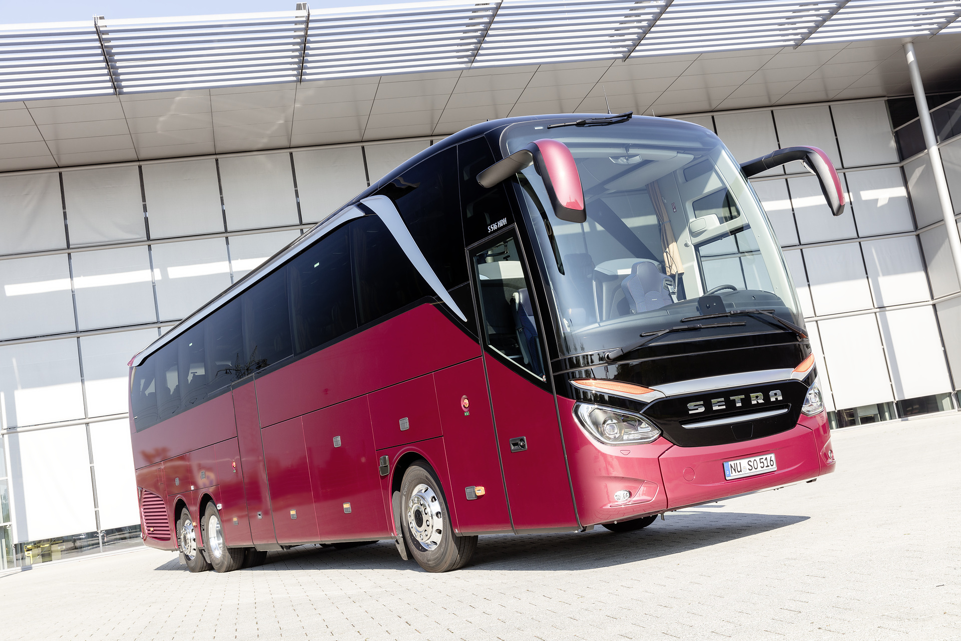 Setra S 516 HDH TopClass, Exterior, Wine Red Metallic, OM 471 rated at 375 kW/510 hp, displacement 12.8 l, 8-speed Mercedes PowerShift transmission, Active Brake Assist 4, Sideguard Assist, Predictive Powertrain Control, LED Headlamps, length/width/height: 13325/2550/3880 mm, seating: 1/44. Preview IAA Daimler Buses – World Premiere eCitaro