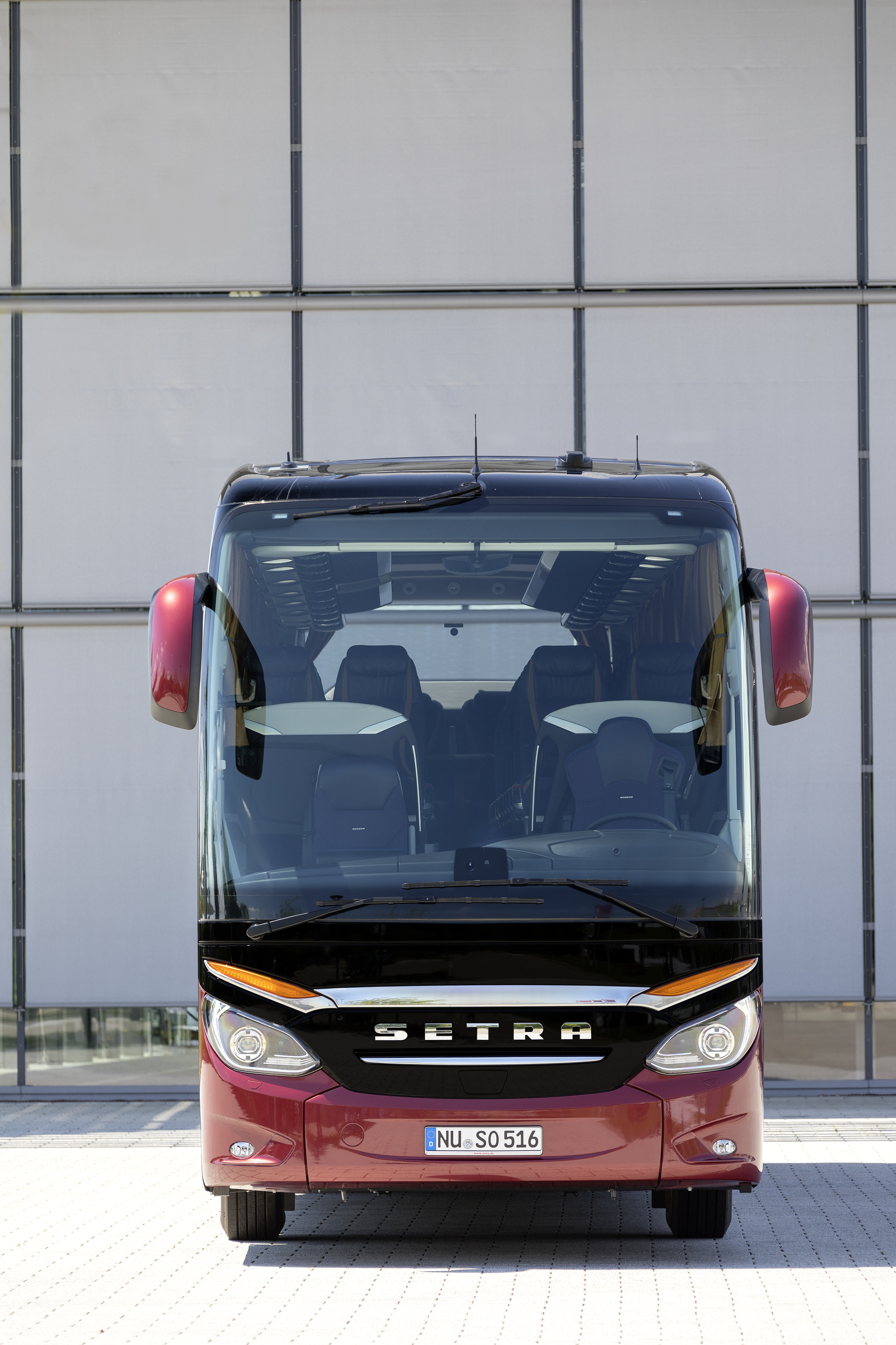Setra S 516 HDH TopClass, Exterior, Wine Red Metallic, OM 471 rated at 375 kW/510 hp, displacement 12.8 l, 8-speed Mercedes PowerShift transmission, Active Brake Assist 4, Sideguard Assist, Predictive Powertrain Control, LED Headlamps, length/width/height: 13325/2550/3880 mm, seating: 1/44. Preview IAA Daimler Buses – World Premiere eCitaro