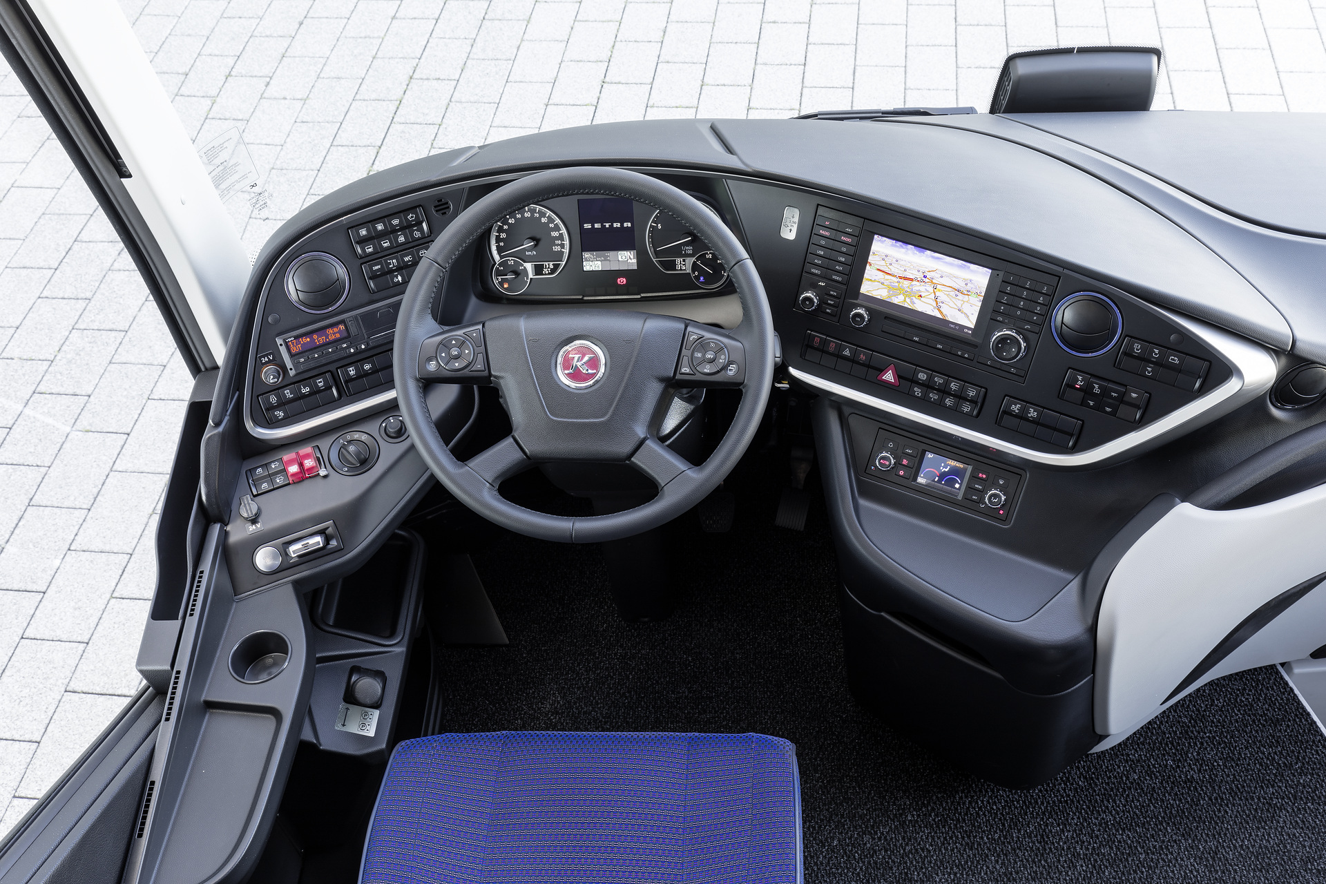 Setra S 516 HDH TopClass, Interior, Cockpit comfort plus, MediaRouter, seat covers: night blue, OM 471 rated at 375 kW/510 hp, displacement 12.8 l, 8-speed Mercedes PowerShift transmission, Active Brake Assist 4, Sideguard Assist, Predictive Powertrain Control, LED Headlamps, length/width/height: 13325/2550/3880 mm, seating: 1/44. Preview IAA Daimler Buses – World Premiere eCitaro