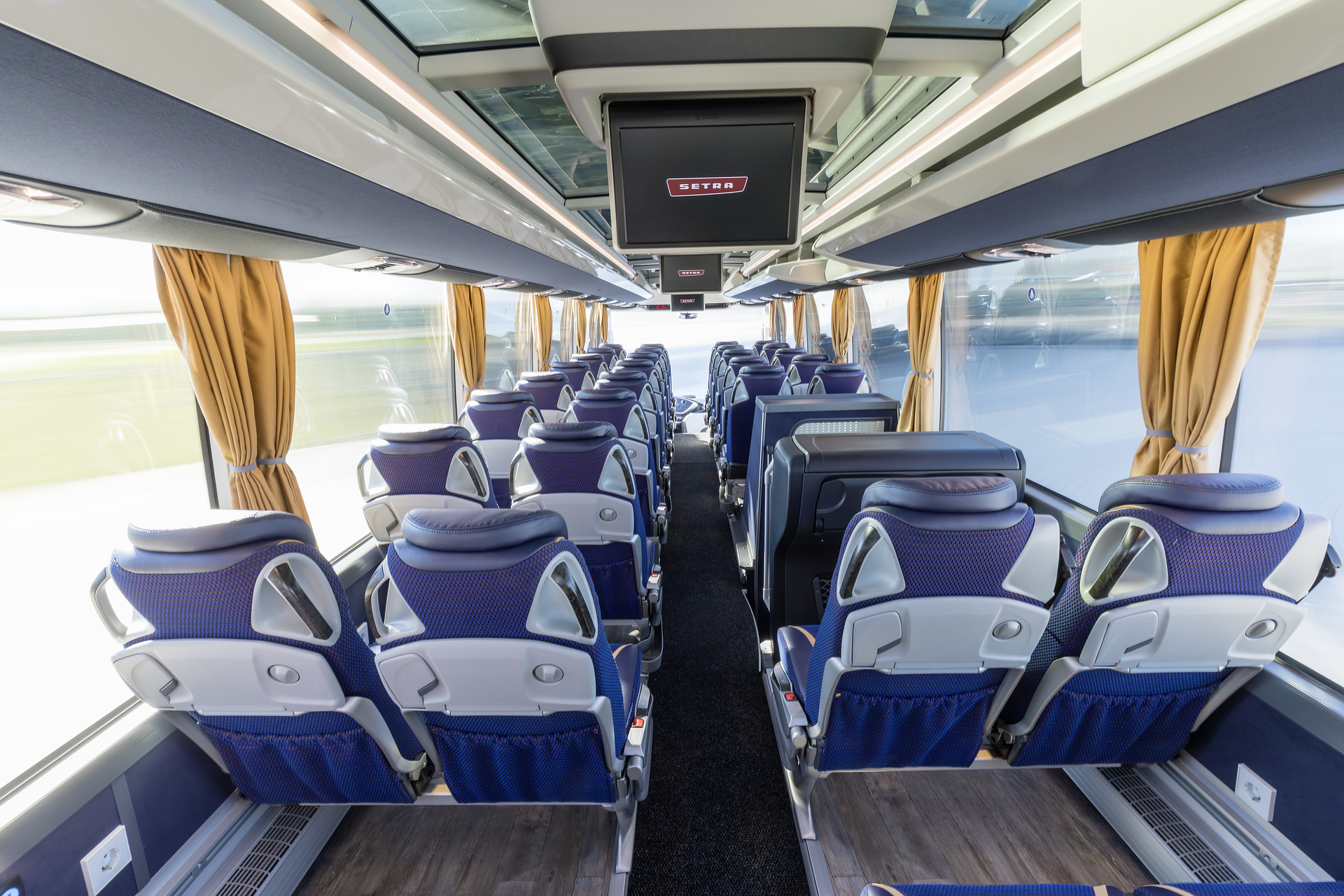 Setra S 516 HDH TopClass, Interior, Cockpit comfort plus, MediaRouter, seat covers: night blue, OM 471 rated at 375 kW/510 hp, displacement 12.8 l, 8-speed Mercedes PowerShift transmission, Active Brake Assist 4, Sideguard Assist, Predictive Powertrain Control, LED Headlamps, length/width/height: 13325/2550/3880 mm, seating: 1/44. Preview IAA Daimler Buses – World Premiere eCitaro