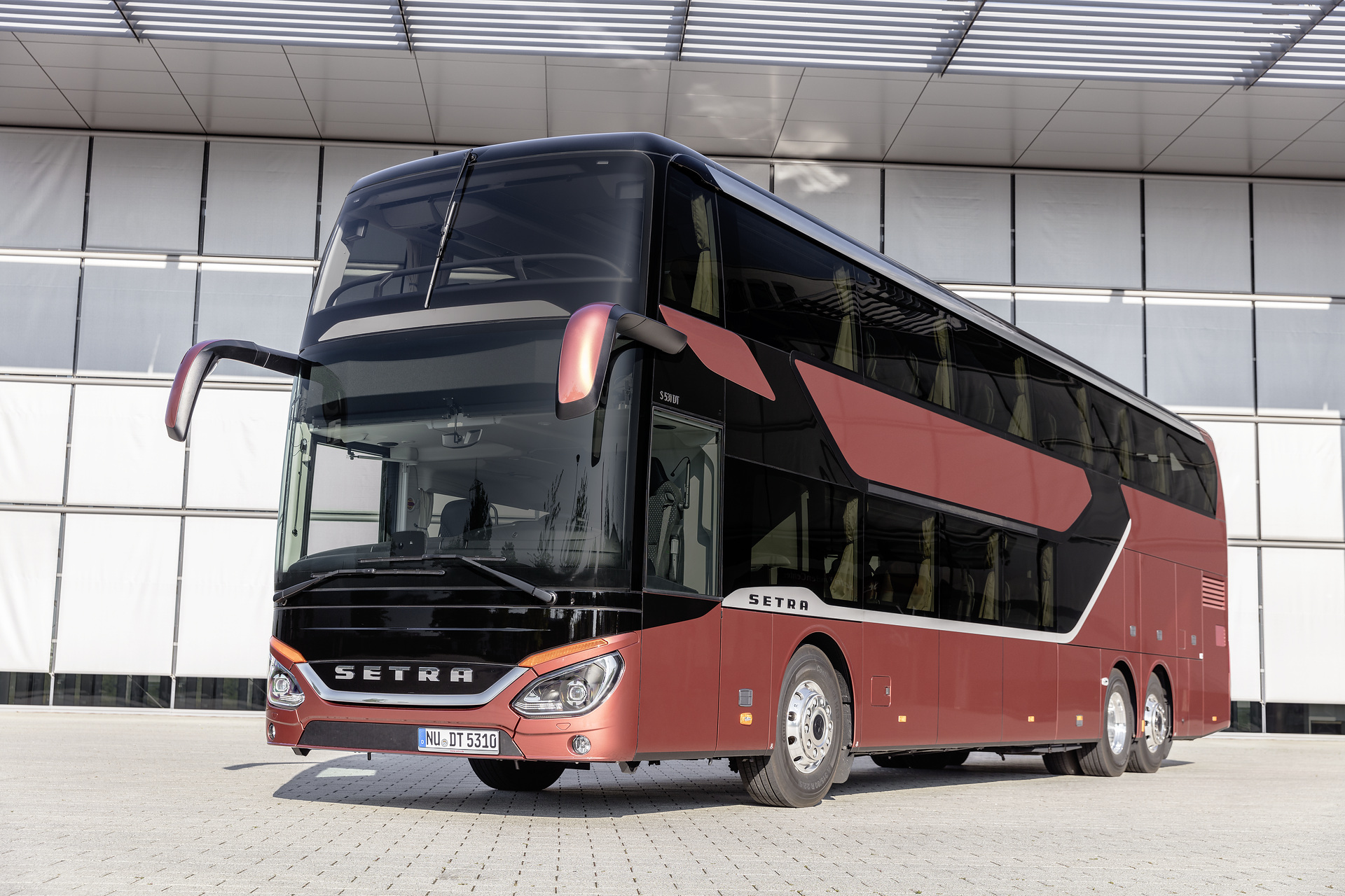 Setra S 531 DT TopClass 500, Exterior, Velour Red Metallic, OM 471 rated at 375 kW/510 hp, displacement 12.8 l, 8-speed Mercedes PowerShift transmission, Active Brake Assist 4, Sideguard Assist, Predictive Powertrain Control, LED Headlamps, length/width/height: 14000/2550/4000 mm, seating: 1/78. Preview IAA Daimler Buses – World Premiere eCitaro