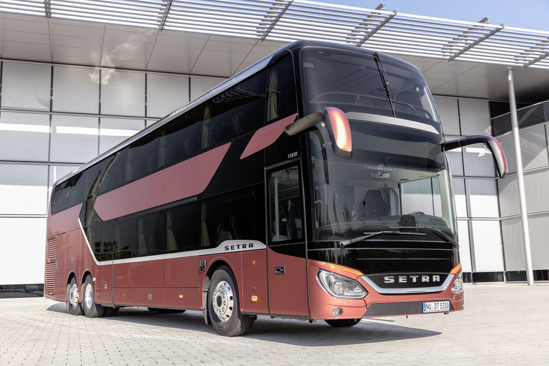 Setra TopClass 531 DT: The imposing double-decker is a unique synthesis of fascinating design, comfort, economy and safety. Daimler Buses at the Bus2Bus show in Berlin: utmost safety, trendsetting touring coaches and innovative services