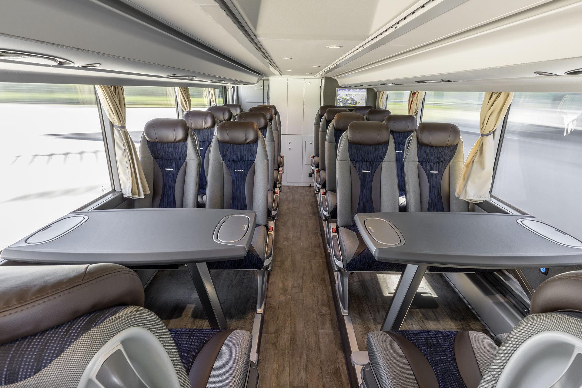 Setra S 531 DT TopClass 500, Lower Deck, Interior, Cockpit comfort plus, MediaRouter, seat covers: black-blue, OM 471 rated at 375 kW/510 hp, displacement 12.8 l, 8-speed Mercedes PowerShift transmission, Active Brake Assist 4, Sideguard Assist, Predictive Powertrain Control, LED Headlamps, length/width/height: 14000/2550/4000 mm, seating: 1/78. Preview IAA Daimler Buses – World Premiere eCitaro
