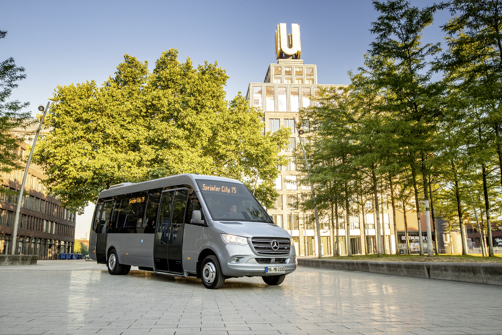Mercedes-Benz Sprinter City 75, Exterieur, Silberstein metallic, Motor OM 651 mit 120 kW (163 PS), 2,14 L Hubraum, Automatikgetriebe 7G-TRONIC PLUS, Länge/Breite/Höhe: 8.420/2.020/3.000 mm, Bestuhlung: 1/12 Mercedes-Benz Sprinter City 75, Exterieur, Silberstein metallic, Motor OM 651 mit 120 kW (163 PS), 2,14 L Hubraum, Automatikgetriebe 7G-TRONIC PLUS, Länge/Breite/Höhe: 8.420/2.020/3.000 mm, Bestuhlung: 1/12