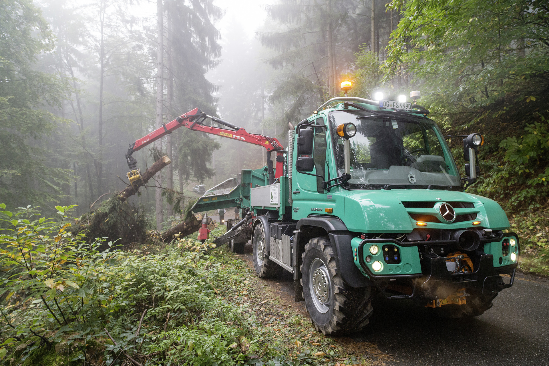 Unimog U 427 + U 400 bei der Energieholz-Gewinnung Mercedes-Benz Special Trucks in Wald und Forst: Mercedes-Benz Unimog erstmals auf der Interforst 2018