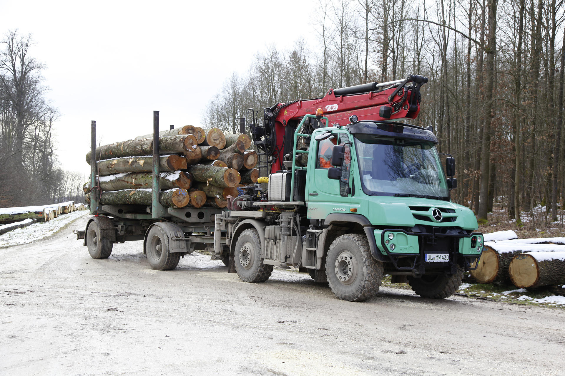 Unimog U430 mit Frontkraftheber, Transport, Bau, Forstwirtschaft, Agrologistik Mercedes-Benz Special Trucks in Wald und Forst: Mercedes-Benz Unimog erstmals auf der Interforst 2018