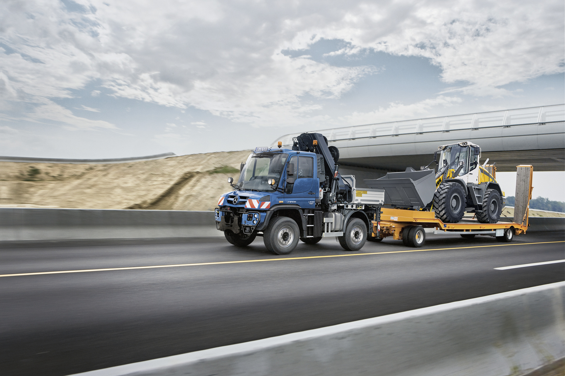 Unimog U 530 mit Anhänger Müller-Mitteltal Mercedes-Benz Special Trucks in Wald und Forst: Mercedes-Benz Unimog erstmals auf der Interforst 2018