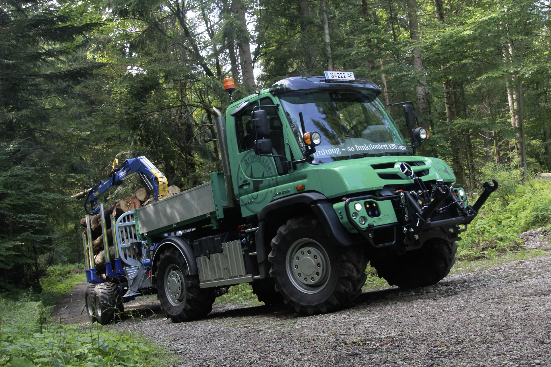 Unimog U430 mit Frontkraftheber, Transport, Bau, Forstwirtschaft, Agrologistik Mercedes-Benz Special Trucks in Wald und Forst: Mercedes-Benz Unimog erstmals auf der Interforst 2018