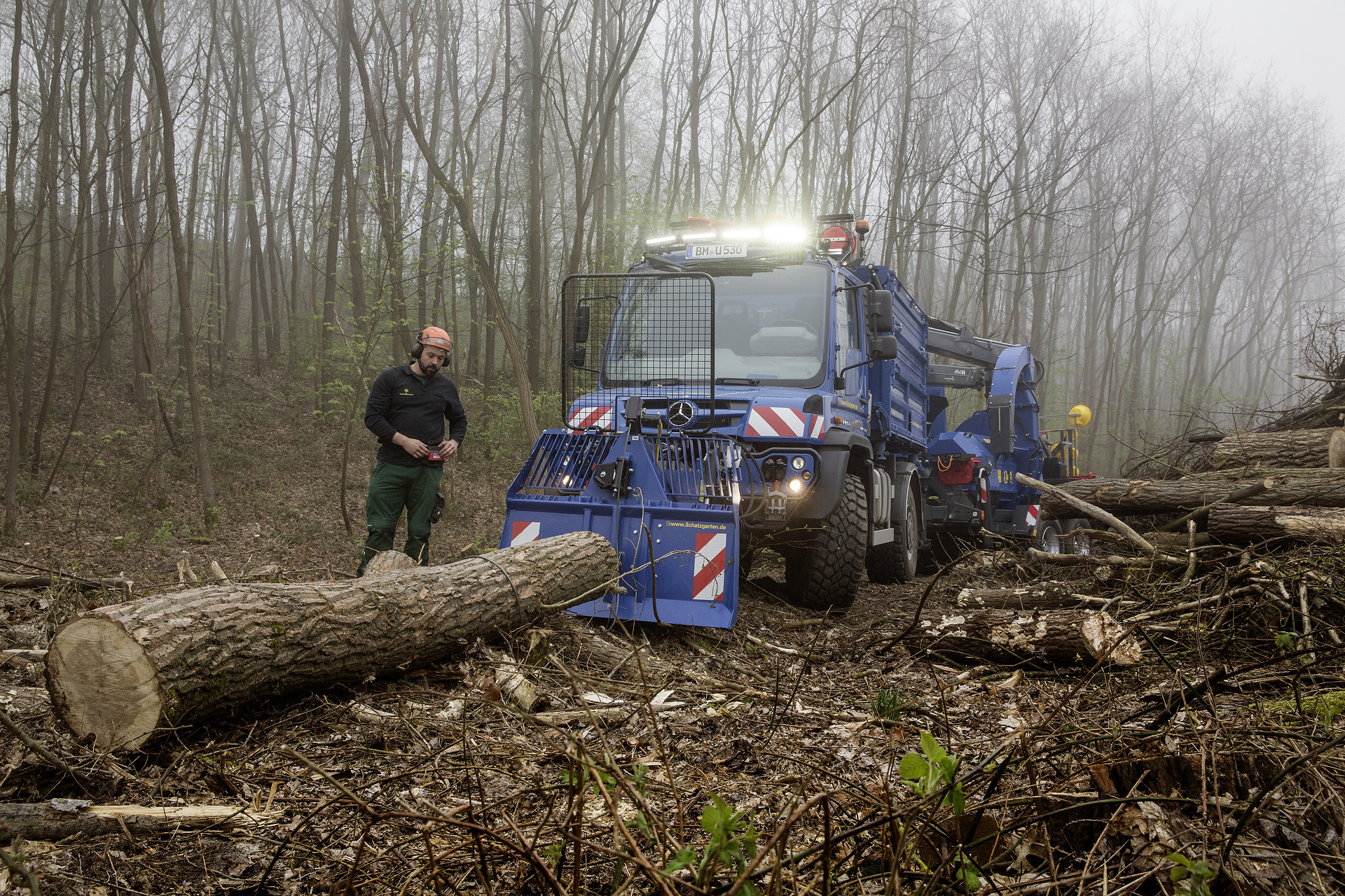 Unimog U 530 der Firma Schatzgarten; mit Holzhacker , Ladekran, Forstausstattung, Anhänger Mercedes-Benz Special Trucks in Wald und Forst: Mercedes-Benz Unimog erstmals auf der Interforst 2018