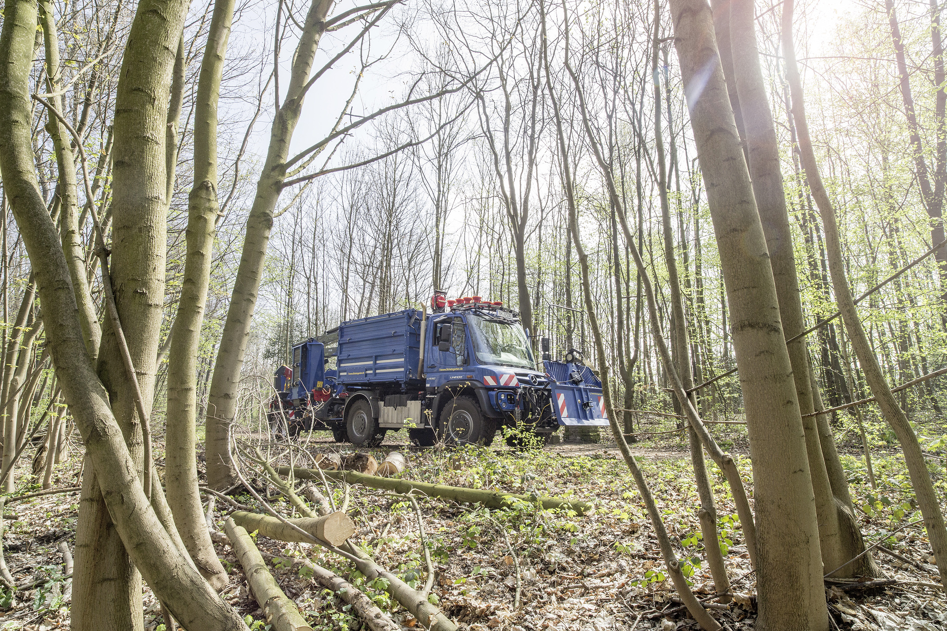 Unimog U 530 der Firma Schatzgarten; mit Holzhacker , Ladekran, Forstausstattung, Anhänger Mercedes-Benz Special Trucks in Wald und Forst: Mercedes-Benz Unimog erstmals auf der Interforst 2018