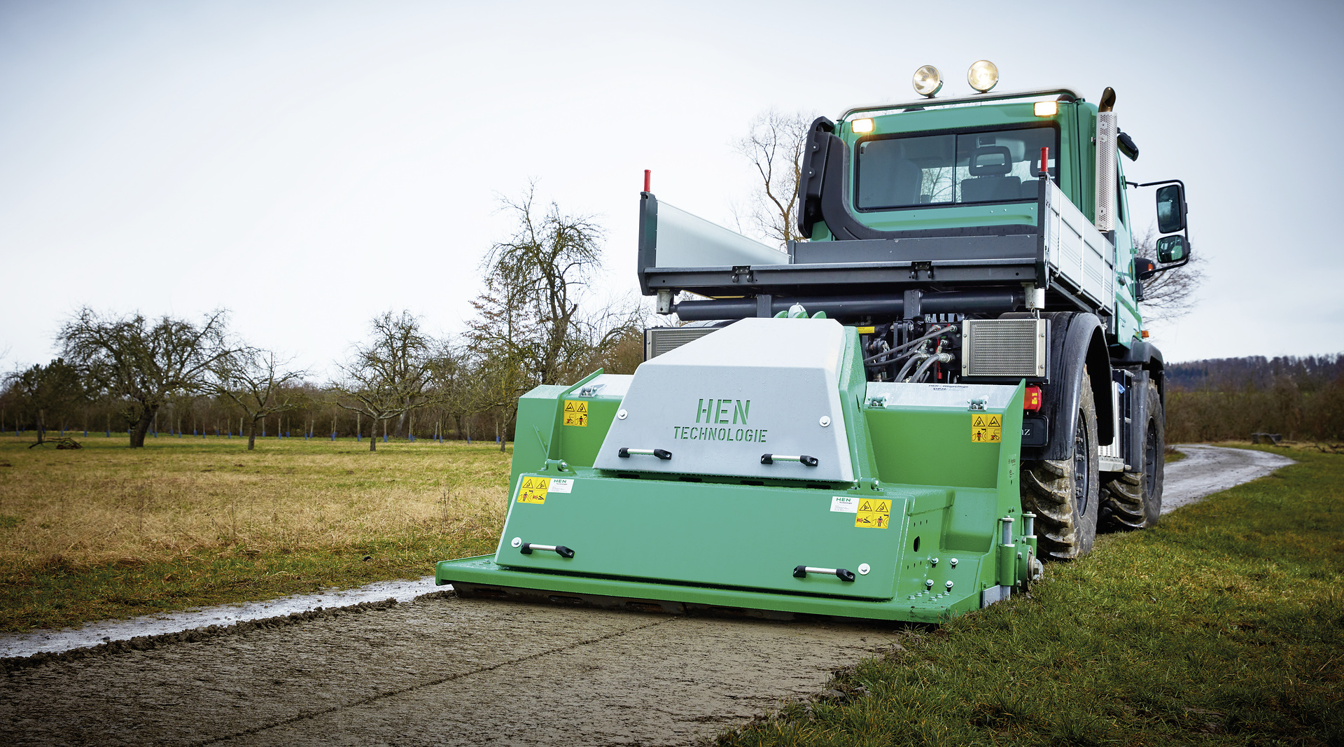 Unimog mit Anbaugerät zur Straßenbefestigung Mercedes-Benz Special Trucks in Wald und Forst: Mercedes-Benz Unimog erstmals auf der Interforst 2018