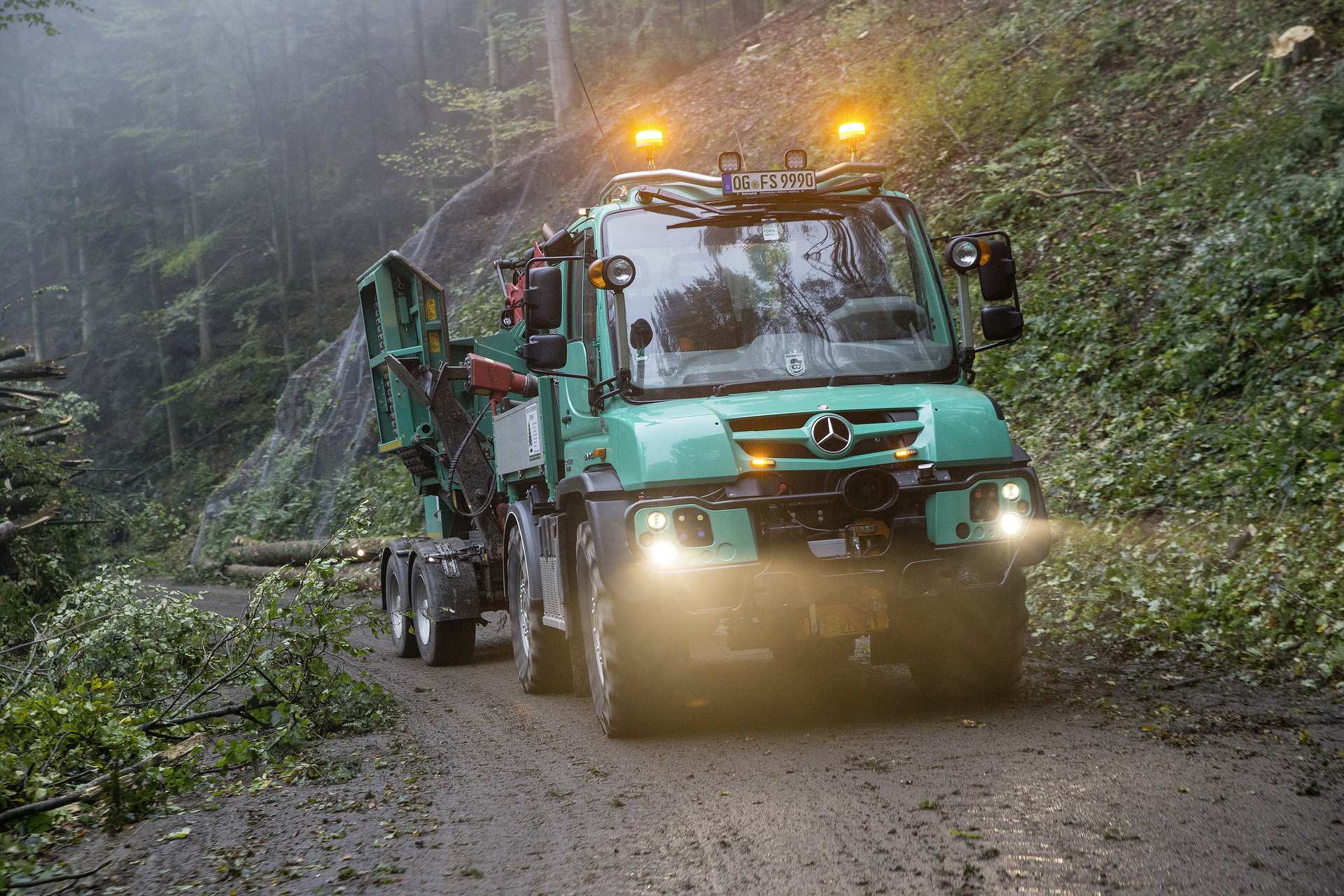 Unimog U 427 + U 400 bei der Energieholz-Gewinnung Mercedes-Benz Special Trucks in Wald und Forst: Mercedes-Benz Unimog erstmals auf der Interforst 2018
