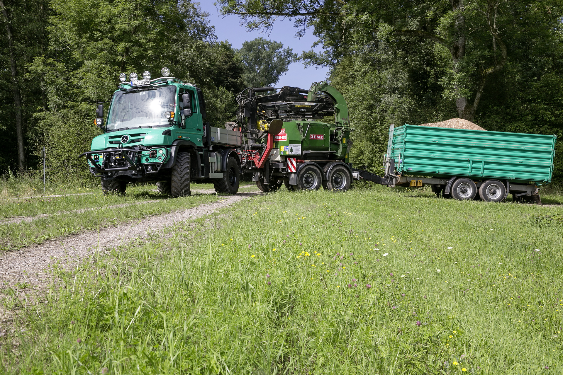 Unimog U 423 mit Holzhacker der Firma Jenz, Unimog ist ausgestattet mit Frontkraftheber und Heckzapfwelle Mercedes-Benz Special Trucks in Wald und Forst: Mercedes-Benz Unimog erstmals auf der Interforst 2018