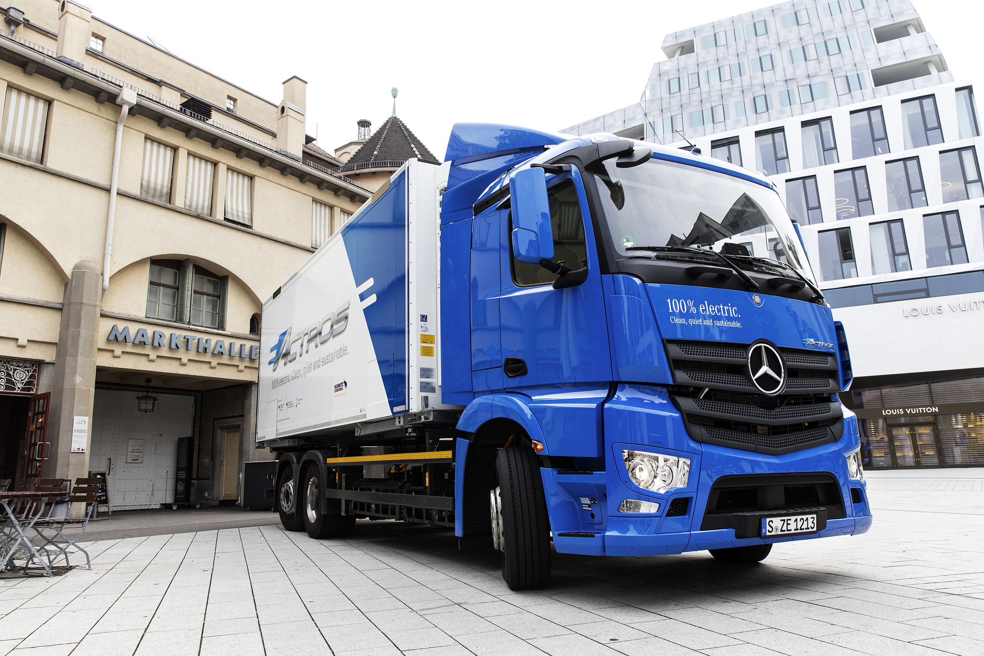 Entwickler von Mercedes-Benz sind derzeit mit zwei 18 bzw. 25 Tonnen schweren eActros unterwegs und prüfen die elektrischen Verteiler-Lkw auf Herz und Nieren. Die beiden seriennahen Zwei- und Dreiachser, die nun über reguläre Straßenzulassungen verfügen, werden auf der Schwäbischen Alb, im topografisch anspruchsvollen Stuttgarter Raum bis zum Lkw-Werk von Mercedes-Benz in Wörth am Rhein getestet. Die Erprobung läuft seit Mitte Juni und dauert noch bis Ende 2018 an. Mercedes-Benz eActros