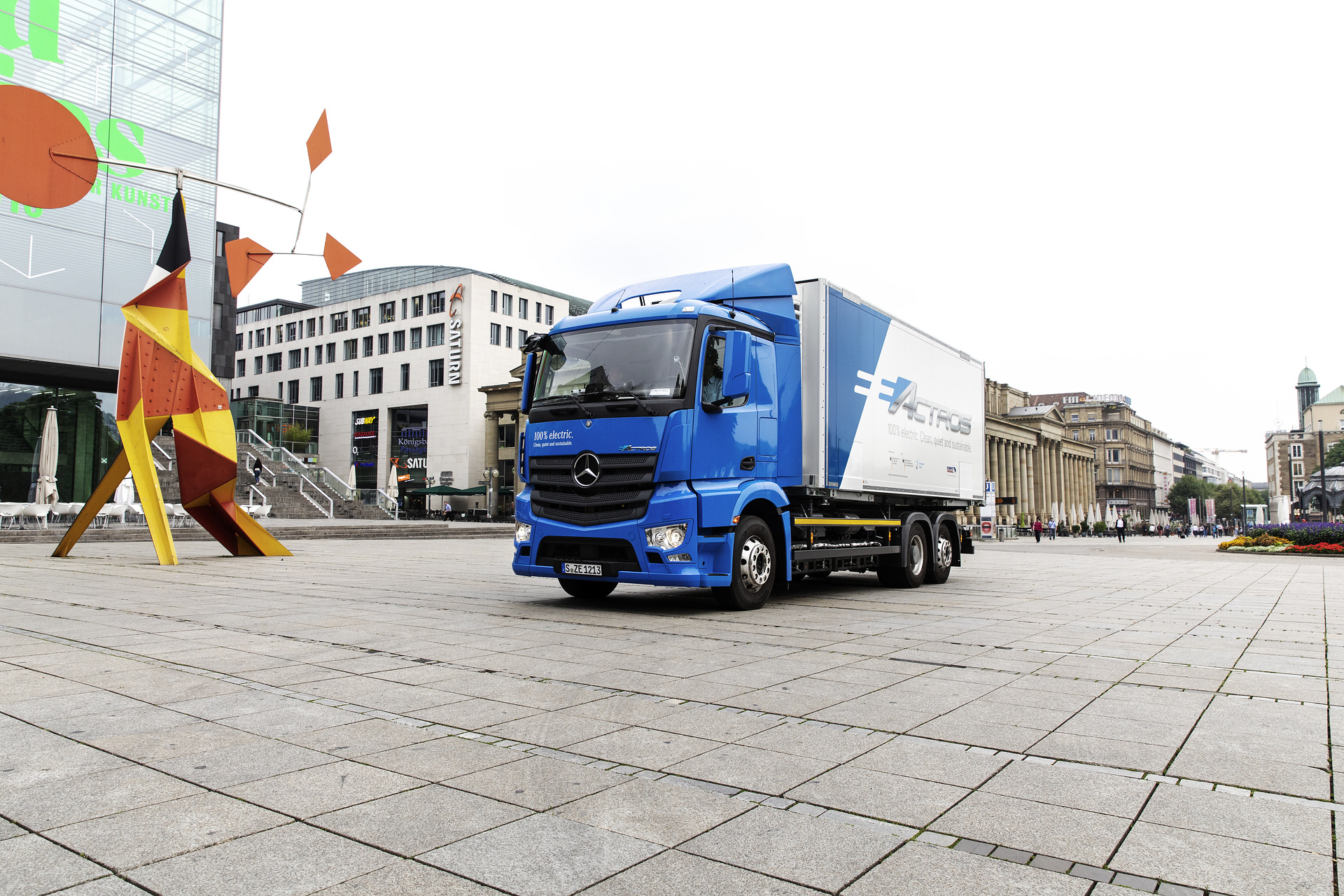 Entwickler von Mercedes-Benz sind derzeit mit zwei 18 bzw. 25 Tonnen schweren eActros unterwegs und prüfen die elektrischen Verteiler-Lkw auf Herz und Nieren. Die beiden seriennahen Zwei- und Dreiachser, die nun über reguläre Straßenzulassungen verfügen, werden auf der Schwäbischen Alb, im topografisch anspruchsvollen Stuttgarter Raum bis zum Lkw-Werk von Mercedes-Benz in Wörth am Rhein getestet. Die Erprobung läuft seit Mitte Juni und dauert noch bis Ende 2018 an. Mercedes-Benz eActros