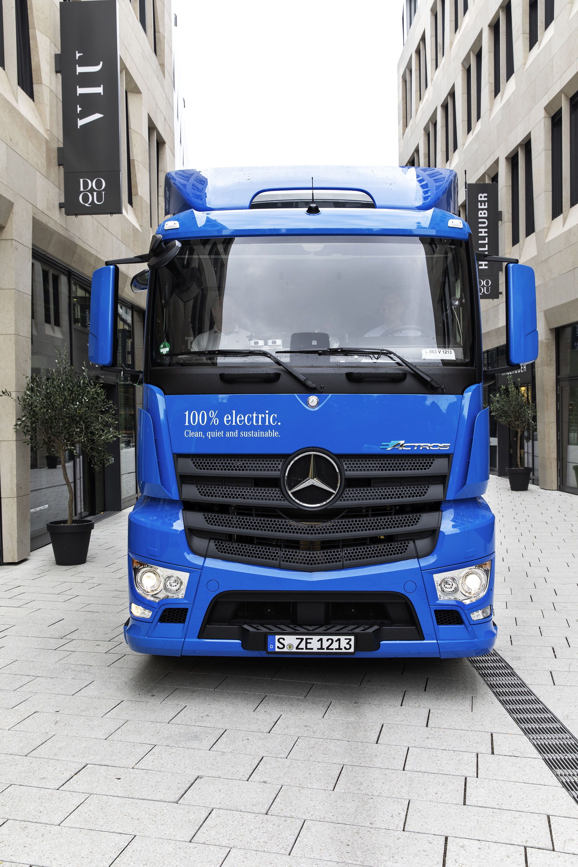 Entwickler von Mercedes-Benz sind derzeit mit zwei 18 bzw. 25 Tonnen schweren eActros unterwegs und prüfen die elektrischen Verteiler-Lkw auf Herz und Nieren. Die beiden seriennahen Zwei- und Dreiachser, die nun über reguläre Straßenzulassungen verfügen, werden auf der Schwäbischen Alb, im topografisch anspruchsvollen Stuttgarter Raum bis zum Lkw-Werk von Mercedes-Benz in Wörth am Rhein getestet. Die Erprobung läuft seit Mitte Juni und dauert noch bis Ende 2018 an. Mercedes-Benz eActros
