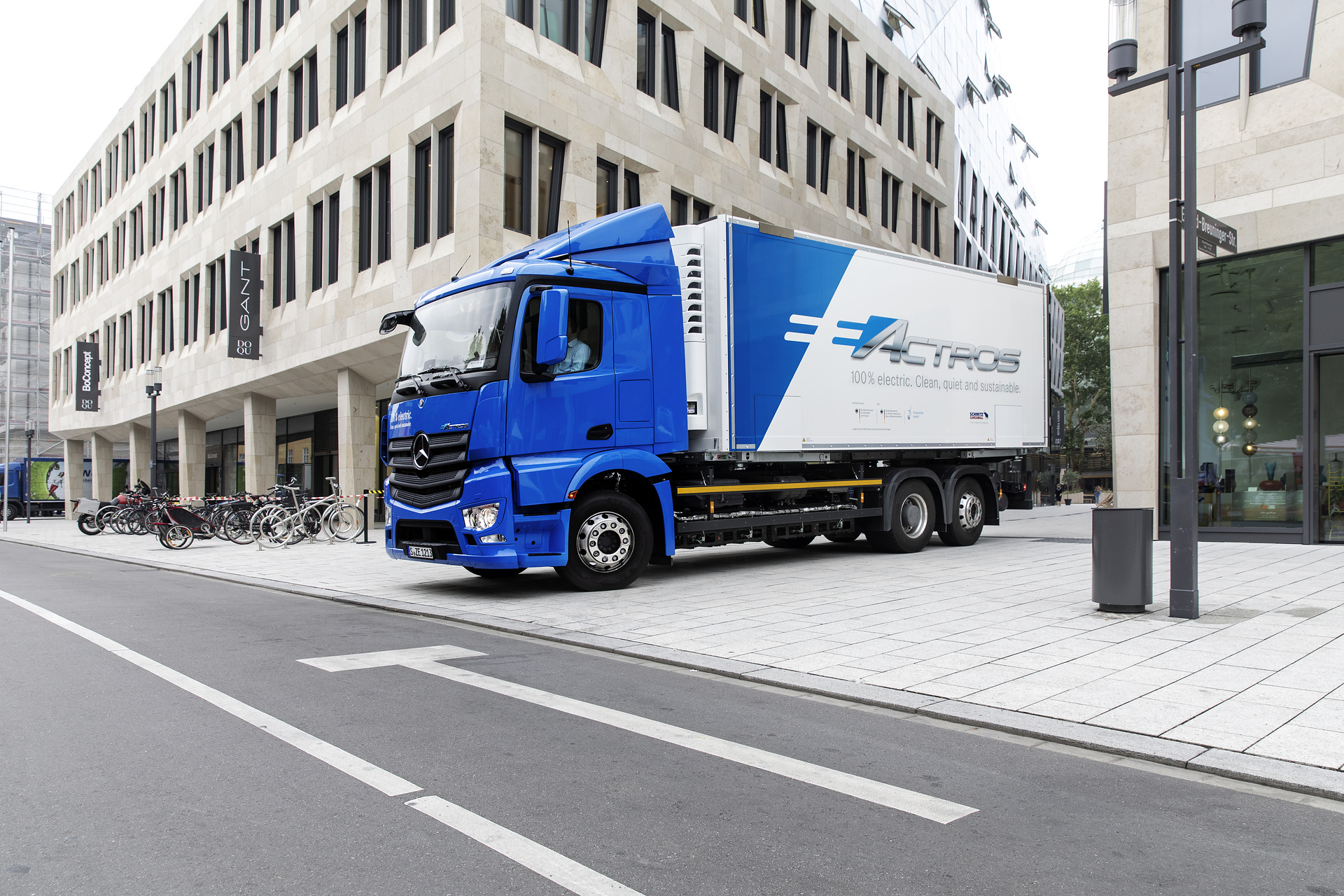 Entwickler von Mercedes-Benz sind derzeit mit zwei 18 bzw. 25 Tonnen schweren eActros unterwegs und prüfen die elektrischen Verteiler-Lkw auf Herz und Nieren. Die beiden seriennahen Zwei- und Dreiachser, die nun über reguläre Straßenzulassungen verfügen, werden auf der Schwäbischen Alb, im topografisch anspruchsvollen Stuttgarter Raum bis zum Lkw-Werk von Mercedes-Benz in Wörth am Rhein getestet. Die Erprobung läuft seit Mitte Juni und dauert noch bis Ende 2018 an. Mercedes-Benz eActros