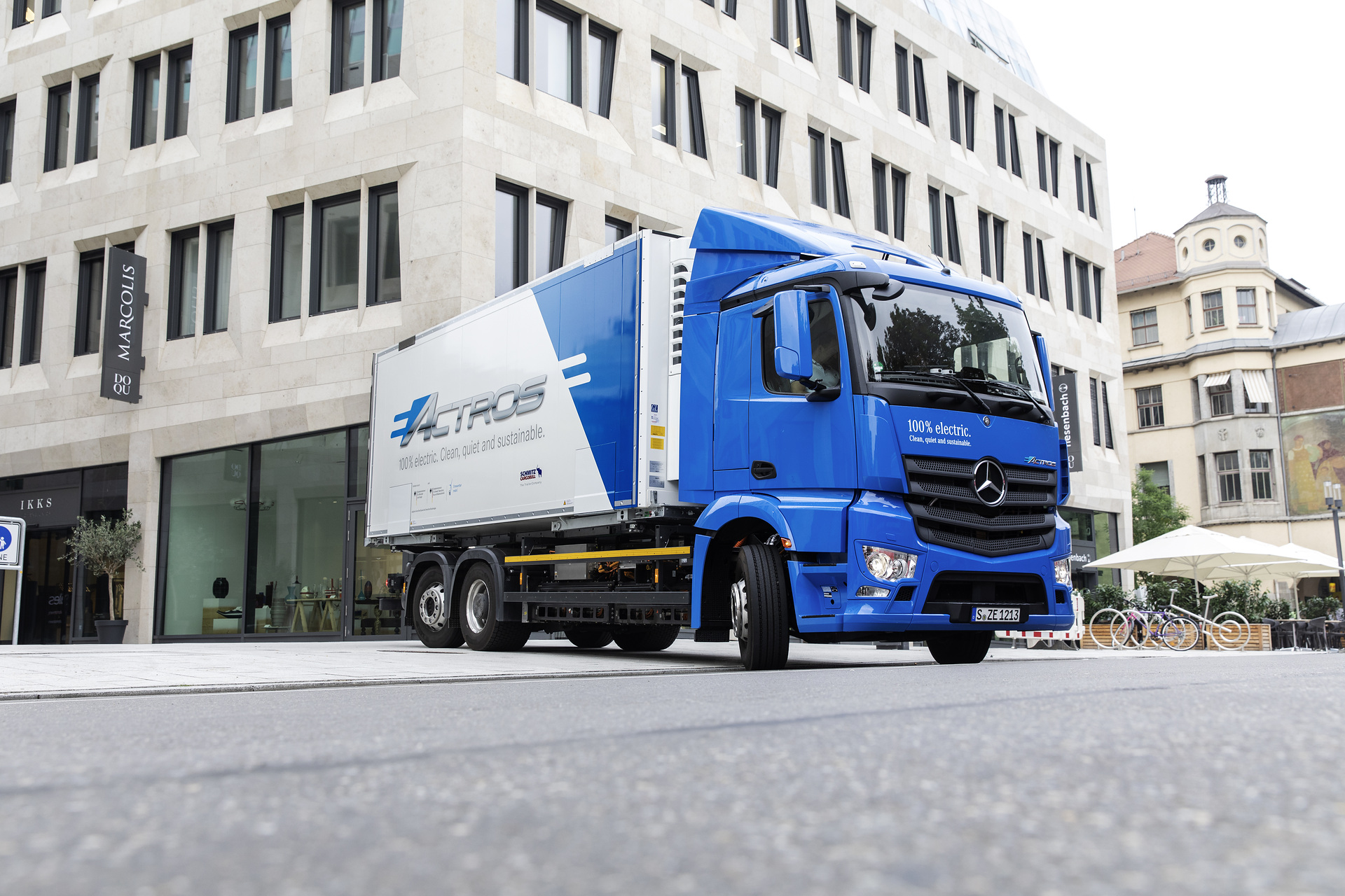Entwickler von Mercedes-Benz sind derzeit mit zwei 18 bzw. 25 Tonnen schweren eActros unterwegs und prüfen die elektrischen Verteiler-Lkw auf Herz und Nieren. Die beiden seriennahen Zwei- und Dreiachser, die nun über reguläre Straßenzulassungen verfügen, werden auf der Schwäbischen Alb, im topografisch anspruchsvollen Stuttgarter Raum bis zum Lkw-Werk von Mercedes-Benz in Wörth am Rhein getestet. Die Erprobung läuft seit Mitte Juni und dauert noch bis Ende 2018 an. Mercedes-Benz eActros