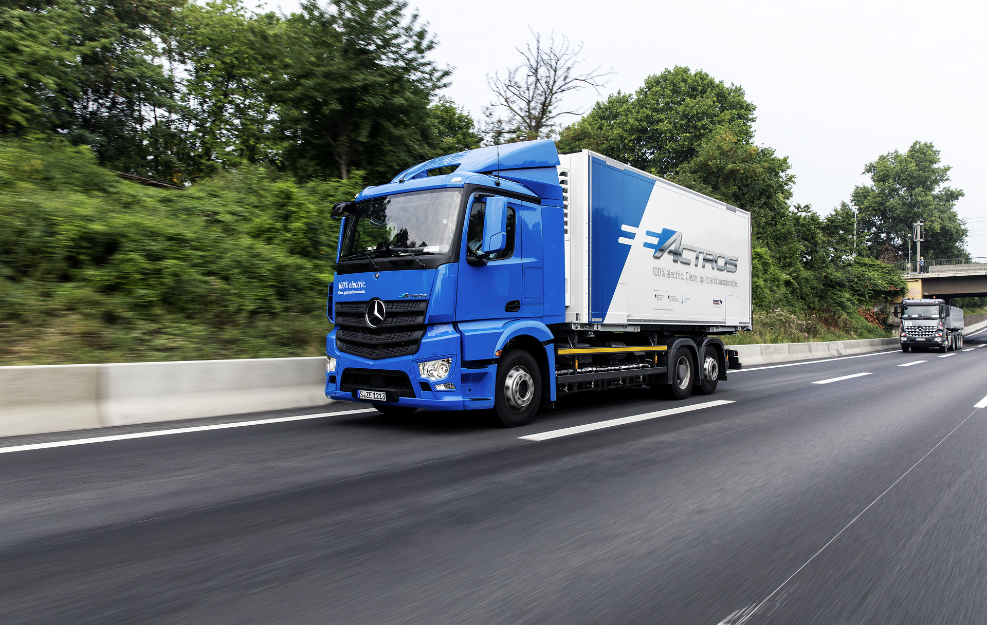 Entwickler von Mercedes-Benz sind derzeit mit zwei 18 bzw. 25 Tonnen schweren eActros unterwegs und prüfen die elektrischen Verteiler-Lkw auf Herz und Nieren. Die beiden seriennahen Zwei- und Dreiachser, die nun über reguläre Straßenzulassungen verfügen, werden auf der Schwäbischen Alb, im topografisch anspruchsvollen Stuttgarter Raum bis zum Lkw-Werk von Mercedes-Benz in Wörth am Rhein getestet. Die Erprobung läuft seit Mitte Juni und dauert noch bis Ende 2018 an. Mercedes-Benz eActros