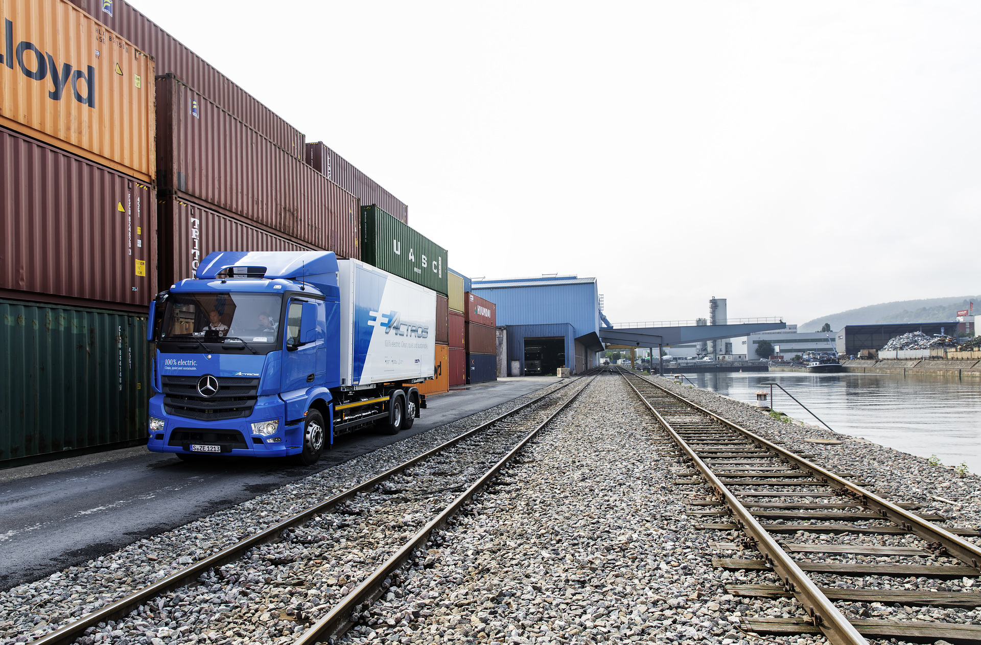 Entwickler von Mercedes-Benz sind derzeit mit zwei 18 bzw. 25 Tonnen schweren eActros unterwegs und prüfen die elektrischen Verteiler-Lkw auf Herz und Nieren. Die beiden seriennahen Zwei- und Dreiachser, die nun über reguläre Straßenzulassungen verfügen, werden auf der Schwäbischen Alb, im topografisch anspruchsvollen Stuttgarter Raum bis zum Lkw-Werk von Mercedes-Benz in Wörth am Rhein getestet. Die Erprobung läuft seit Mitte Juni und dauert noch bis Ende 2018 an. Mercedes-Benz eActros