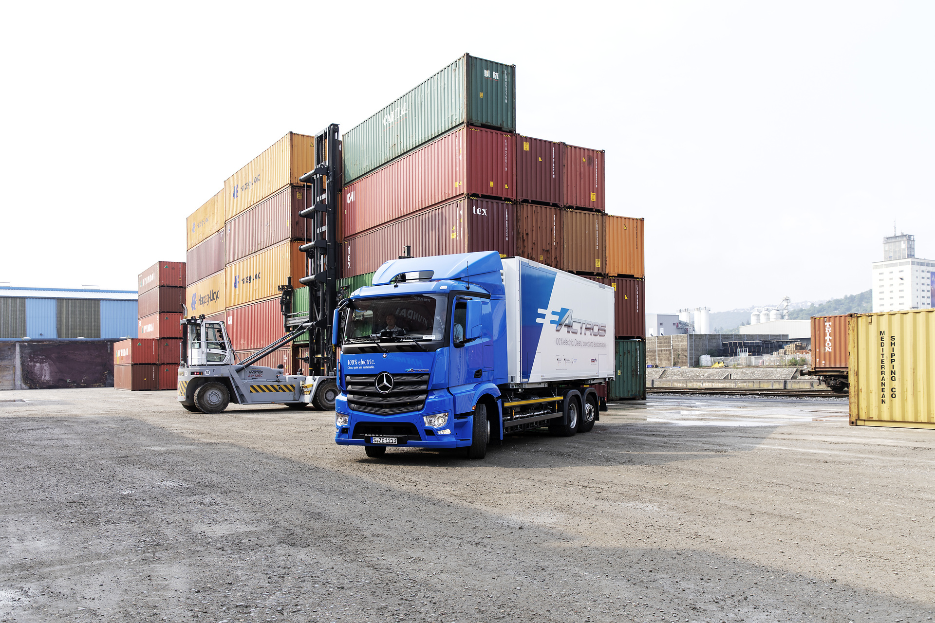 Entwickler von Mercedes-Benz sind derzeit mit zwei 18 bzw. 25 Tonnen schweren eActros unterwegs und prüfen die elektrischen Verteiler-Lkw auf Herz und Nieren. Die beiden seriennahen Zwei- und Dreiachser, die nun über reguläre Straßenzulassungen verfügen, werden auf der Schwäbischen Alb, im topografisch anspruchsvollen Stuttgarter Raum bis zum Lkw-Werk von Mercedes-Benz in Wörth am Rhein getestet. Die Erprobung läuft seit Mitte Juni und dauert noch bis Ende 2018 an. Mercedes-Benz eActros
