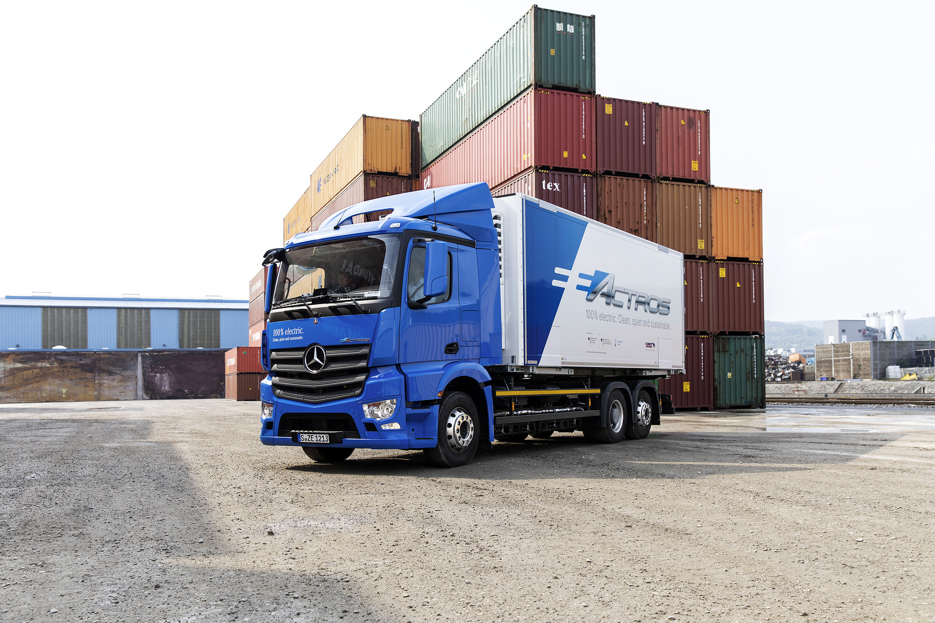 Entwickler von Mercedes-Benz sind derzeit mit zwei 18 bzw. 25 Tonnen schweren eActros unterwegs und prüfen die elektrischen Verteiler-Lkw auf Herz und Nieren. Die beiden seriennahen Zwei- und Dreiachser, die nun über reguläre Straßenzulassungen verfügen, werden auf der Schwäbischen Alb, im topografisch anspruchsvollen Stuttgarter Raum bis zum Lkw-Werk von Mercedes-Benz in Wörth am Rhein getestet. Die Erprobung läuft seit Mitte Juni und dauert noch bis Ende 2018 an. Mercedes-Benz eActros