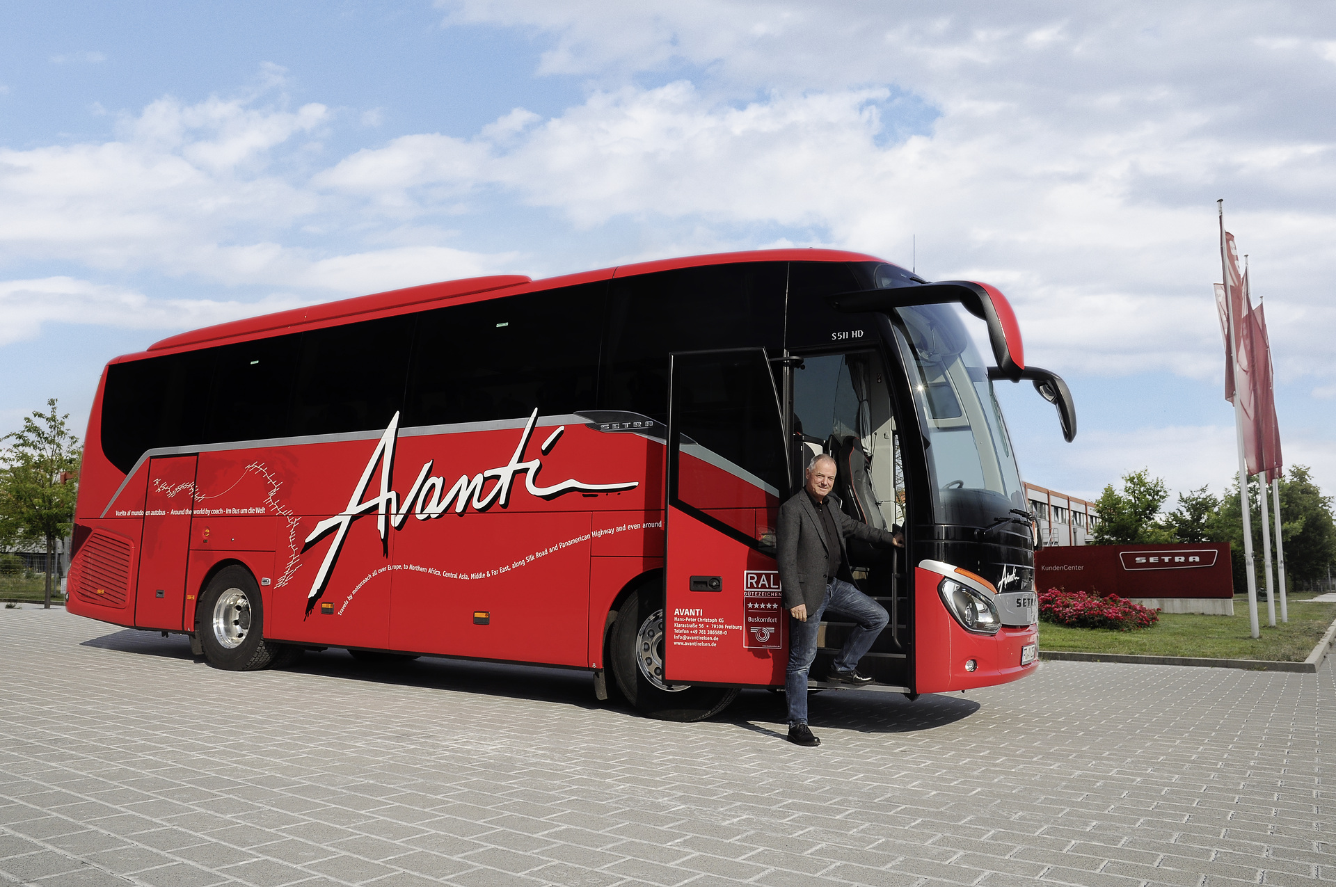 Für den Freiburger Busunternehmer Hans-Peter Christoph steht vor allem die Wendigkeit des S 511 HD im Vordergrund. Der Geschäftsführer von „Avanti Busreisen“ ließ den Bus mit allen verfügbaren Assistenz- und Sicherheitssystemen ausrüsten. Große Anerkennung für den kleinen Setra