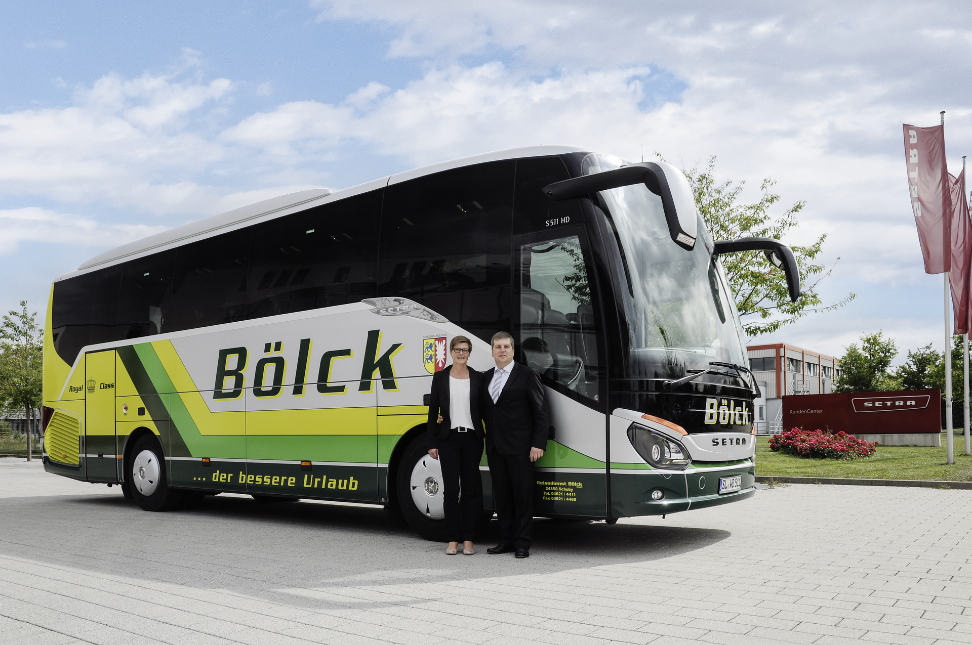 Geschäftsführer Mathias und Heidi Bölck vor ihrem neuen S 511 HD. Der 5-Sterne Kompaktbus der ComfortClass reiht sich nahtlos in den Fuhrpark des Unternehmens Bölck aus Schuby in Schleswig-Holstein ein, das nun insgesamt zwölf Fahrzeuge der Setra Baureihe 500 im Einsatz hat. Große Anerkennung für den kleinen Setra