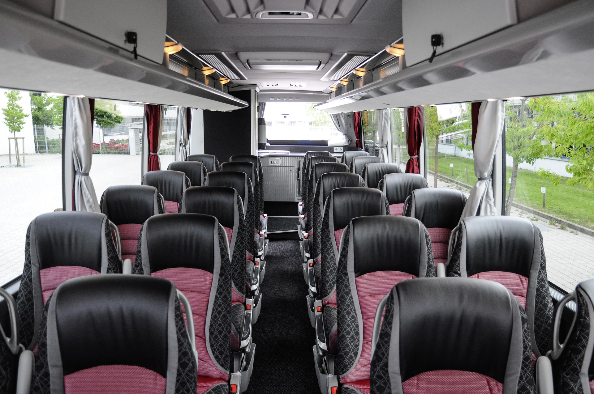 Der 5-Sterne-Bus, der 30 Fahrgästen auf komfortabel gepolsterten Reisesitzen Platz bietet, reiht sich nahtlos in den Fuhrpark des Unternehmens aus Schuby in Schleswig-Holstein ein, das nun insgesamt zwölf Fahrzeuge der Setra Baureihe 500 im Einsatz hat. Große Anerkennung für den kleinen Setra