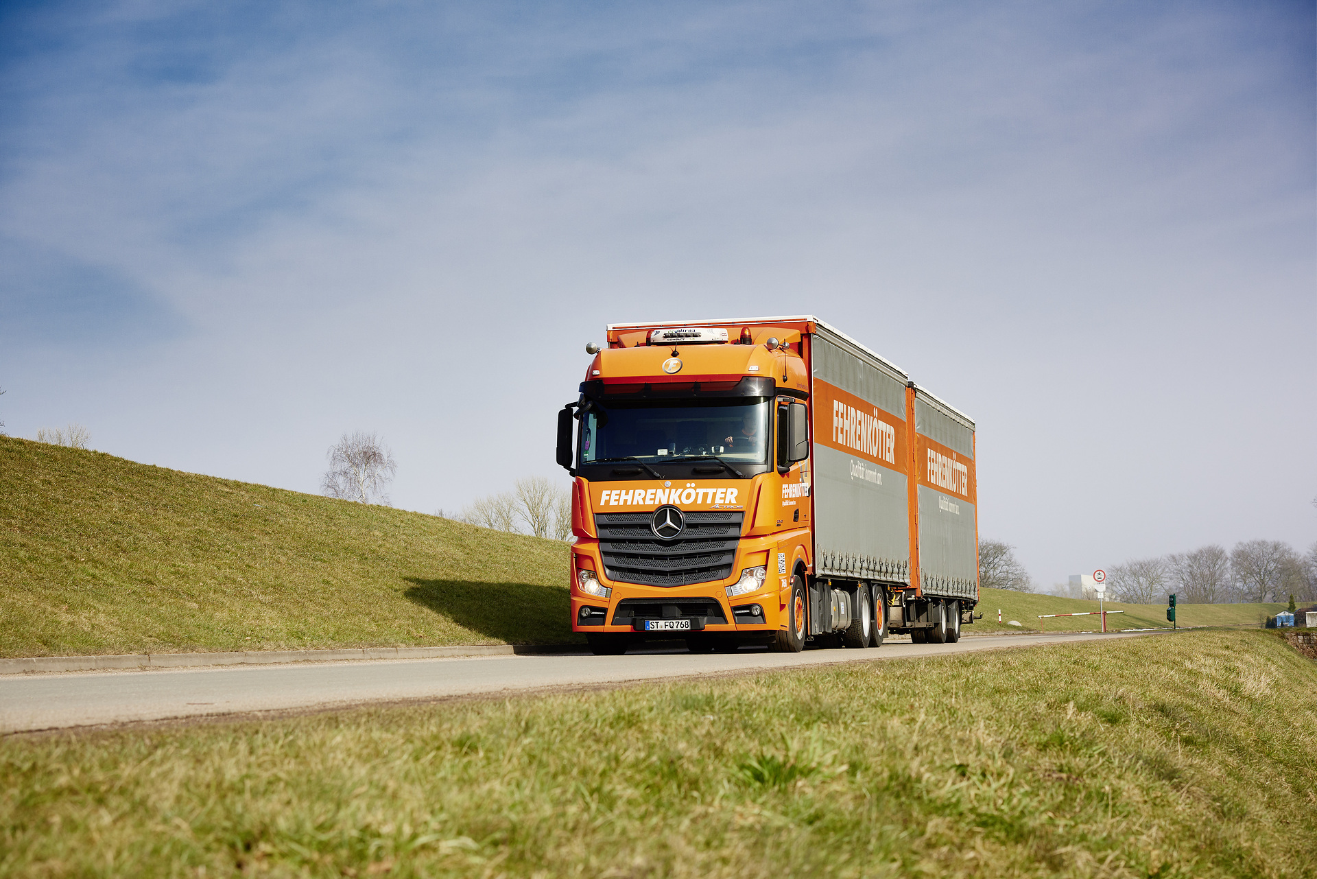 The drivers for Spedition Fehrenkötter can keep fit with the TopFit Set from Mercedes-Benz. Supported by training videos or by the digital fitness coach via Fleetboard Driver.app, "Keep fit and healthy on tour" is a genuine priority here. TopFit-Set in use at the Fehrenkötter haulage firm: The fitness studio for the road - fit and healthy in the Mercedes-Benz Actros