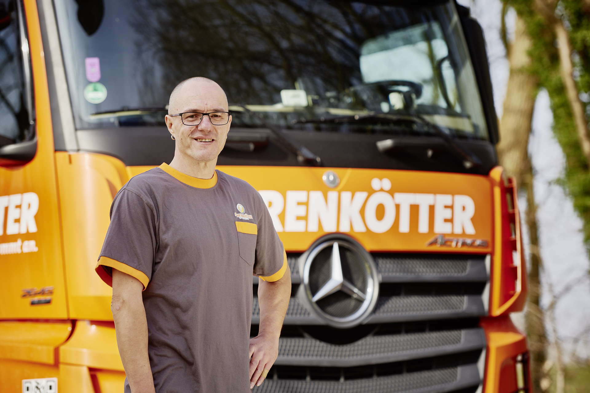 Bei der Spedition Fehrenkötter kann Heiko Gebhardt mit dem TopFit-Set von Mercedes-Benz trainieren. TopFit-Set im Einsatz bei der Spedition Fehrenkötter: Mit dem Fitnessstudio auf Tour - fit und gesund im Mercedes-Benz Actros