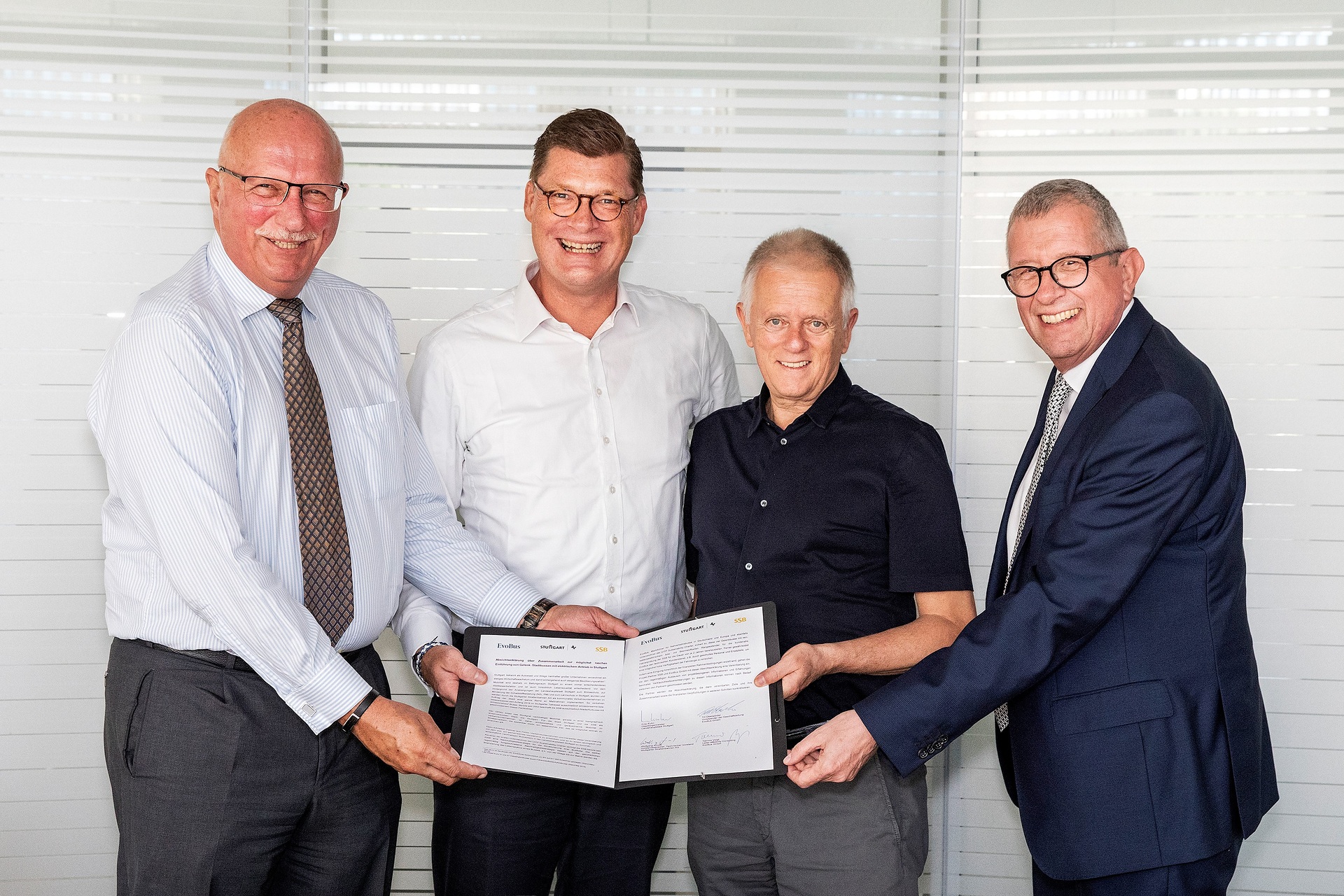 Die Stuttgarter Straßenbahnen AG (SSB) wird als erster Verkehrsbetrieb den künftigen Mercedes-Benz eCitaro Gelenkbus sowie den eCitaro Gelenkbus mit Brennstoffzelle als Range Extender im Praxiseinsatz erproben.Von l.n.r.: Tammo Voigt, Leiter eMobility Consulting; Till Oberwörder, Vorsitzender der Geschäftsleitung Daimler Buses; Fritz Kuhn, Oberbürgermeister der Landeshauptstadt Stuttgart; Wolfgang Arnold, Vorstandssprecher und Technischer Vorstand SSB AG Die Stuttgarter Straßenbahnen AG (SSB) wird als erster Verkehrsbetrieb den künftigen Mercedes-Benz eCitaro Gelenkbus sowie den eCitaro Gelenkbus mit Brennstoffzelle als Range Extender im Praxiseinsatz erproben.