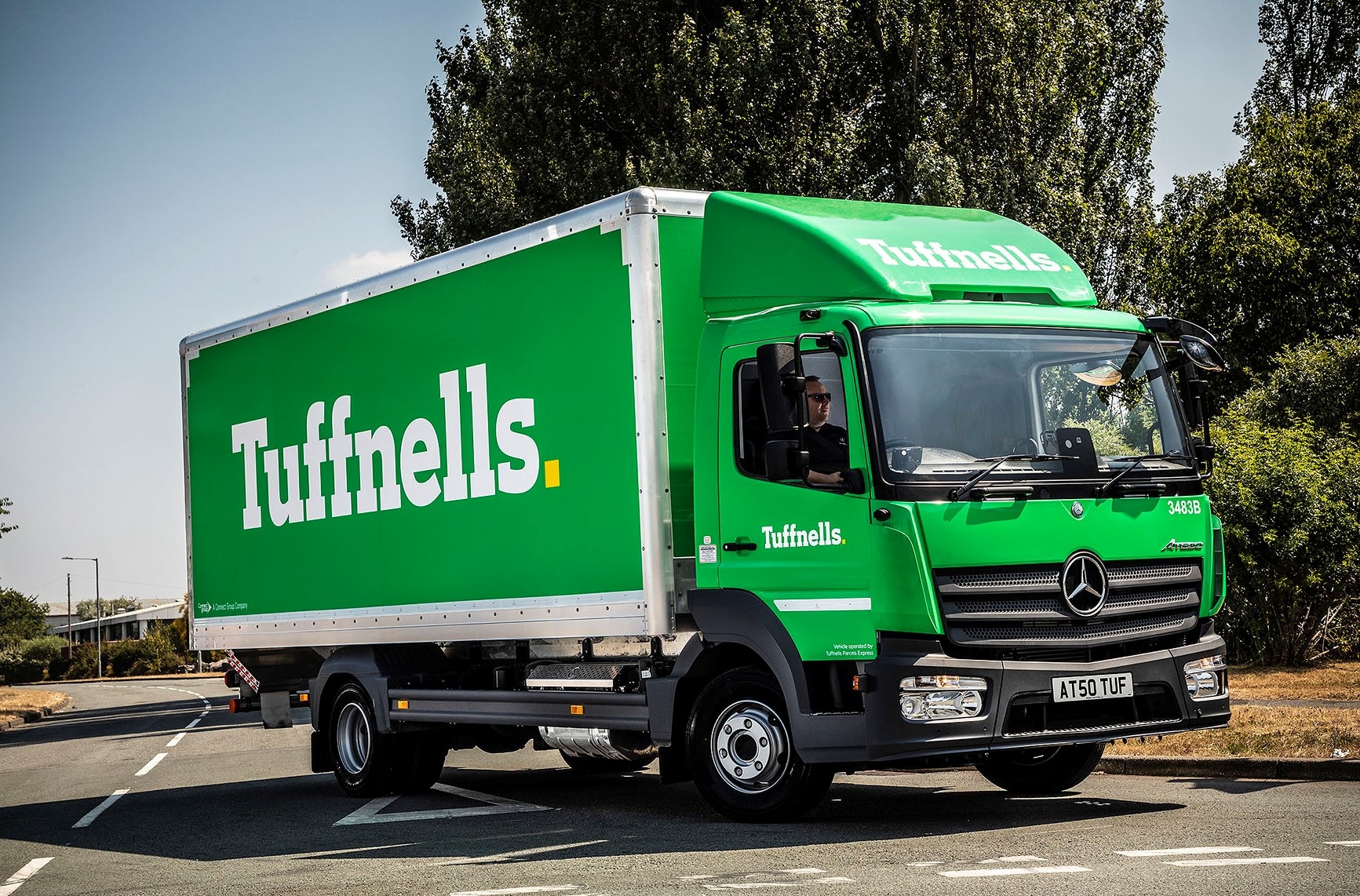 Der britische Lieferdienst Tuffnells sorgt mit 10 neuen Mercedes-Benz Atego für eine Markenauffrischung „Großes Grün“ – britischer Lieferdienst in neuem Look