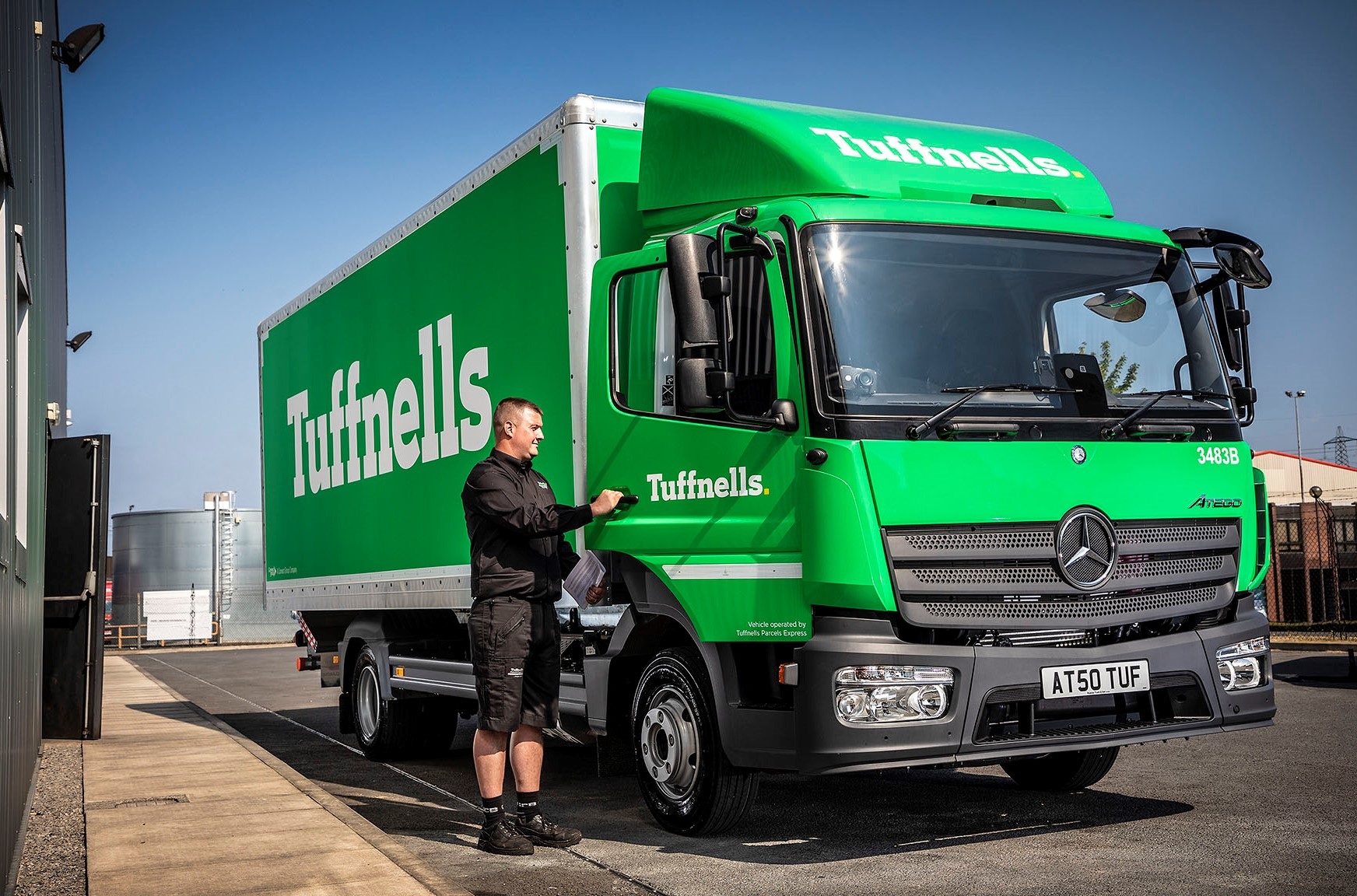 Der britische Lieferdienst Tuffnells sorgt mit 10 neuen Mercedes-Benz Atego für eine Markenauffrischung „Großes Grün“ – britischer Lieferdienst in neuem Look
