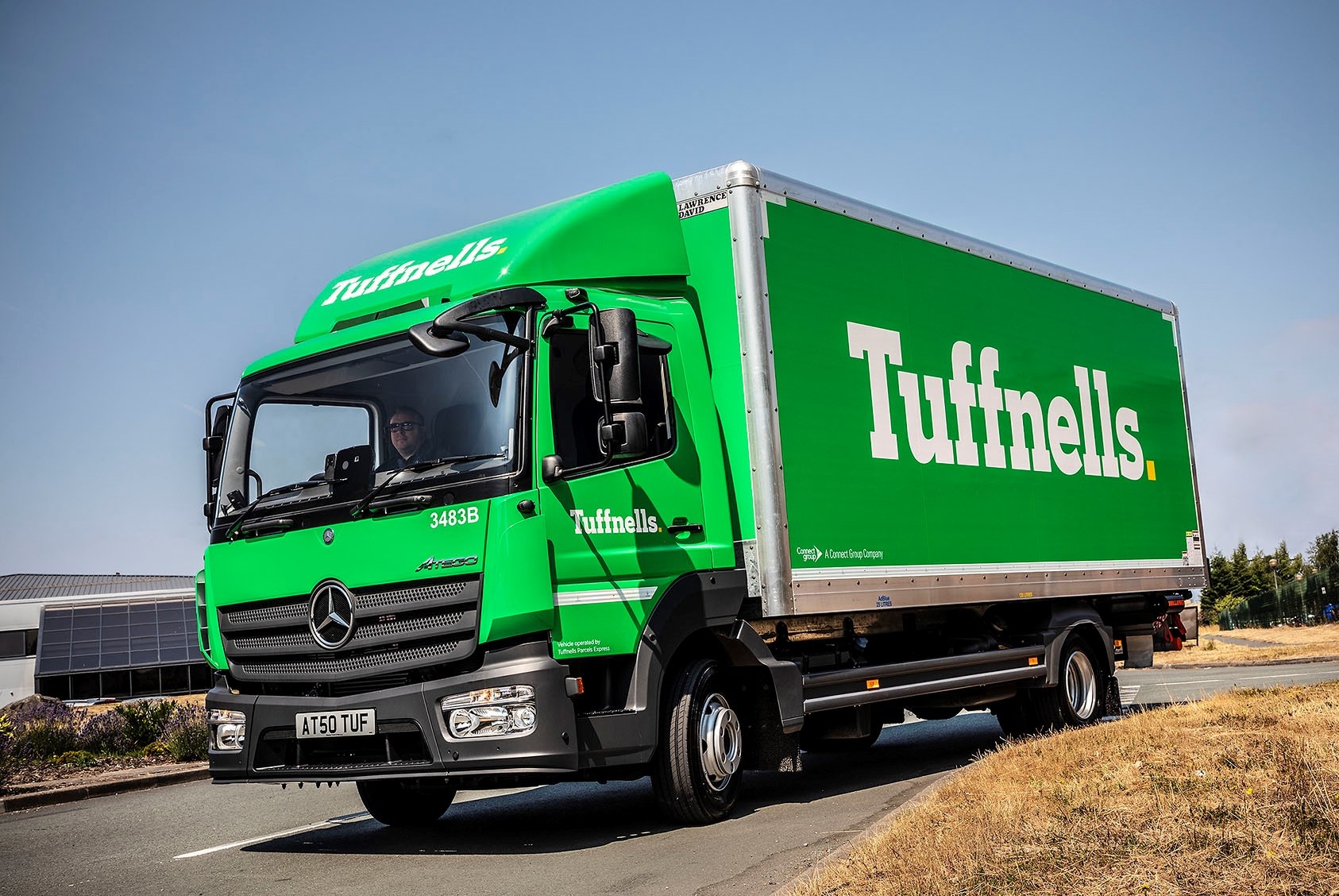 Der britische Lieferdienst Tuffnells sorgt mit 10 neuen Mercedes-Benz Atego für eine Markenauffrischung „Großes Grün“ – britischer Lieferdienst in neuem Look