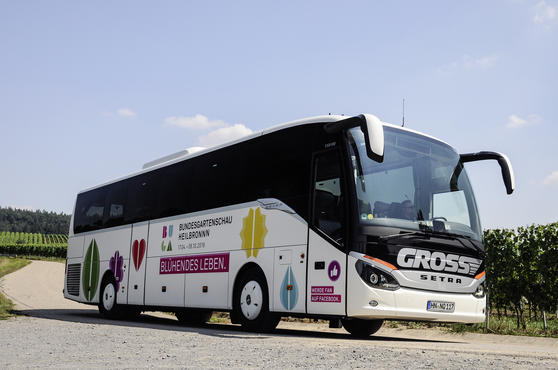 Ein S 515 MD macht schon heute Lust auf die nächste Bundesgartenschau, die im April 2019 im baden-württembergischen Heilbronn ihre Pforten öffnet. Mit dem Bus der Setra ComfortClass, der das offizielle Logo der 40 Hektar großen Garten- und Stadtausstellung trägt, feiert die Friedrich Gross OHG Premiere. Es ist das erste Fahrzeug dieses Mitteldecker-Modells, das das Heilbronner Unternehmen in seinen Fuhrpark aufnahm. Setra macht Lust auf die Bundesgartenschau 2019