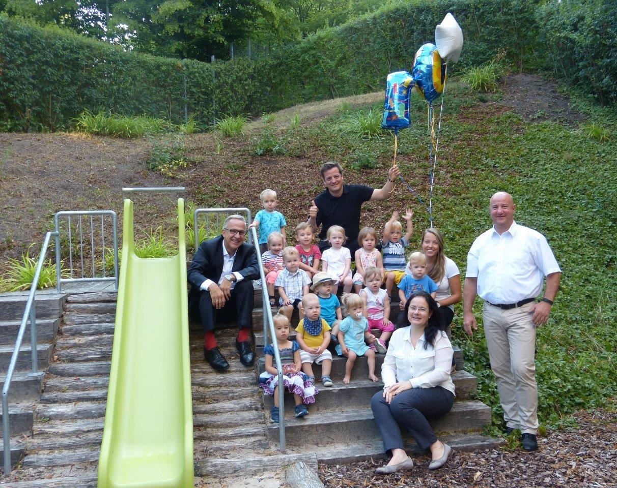 Die Kinderkrippe „sternchen“ im Mercedes-Benz Werk Gaggenau feiert zehnjähriges Jubiläum. Von links nach rechts: Dr. Matthias Jurytko, Standortverantwortlicher Mercedes-Benz Werk Gaggenau, Sebastian Zwickl, Leiter Personal Mercedes-Benz Werk Gaggenau, Simone Daxl, Leiterin „sternchen“-Kinderkrippe in Gaggenau (vorne sitzend), Carolin Denk, Gruppenleiterin „sternchen“-Kinderkrippe in Gaggenau (hinten sitzend), und Michael Brecht, Betriebsratsvorsitzender Mercedes-Benz Werk Gaggenau, gemeinsam mit einigen „sternchen“-Kindern. Kindertagesstätte „sternchen“ im Mercedes-Benz Werk Gaggenau feiert zehnjähriges Jubiläum