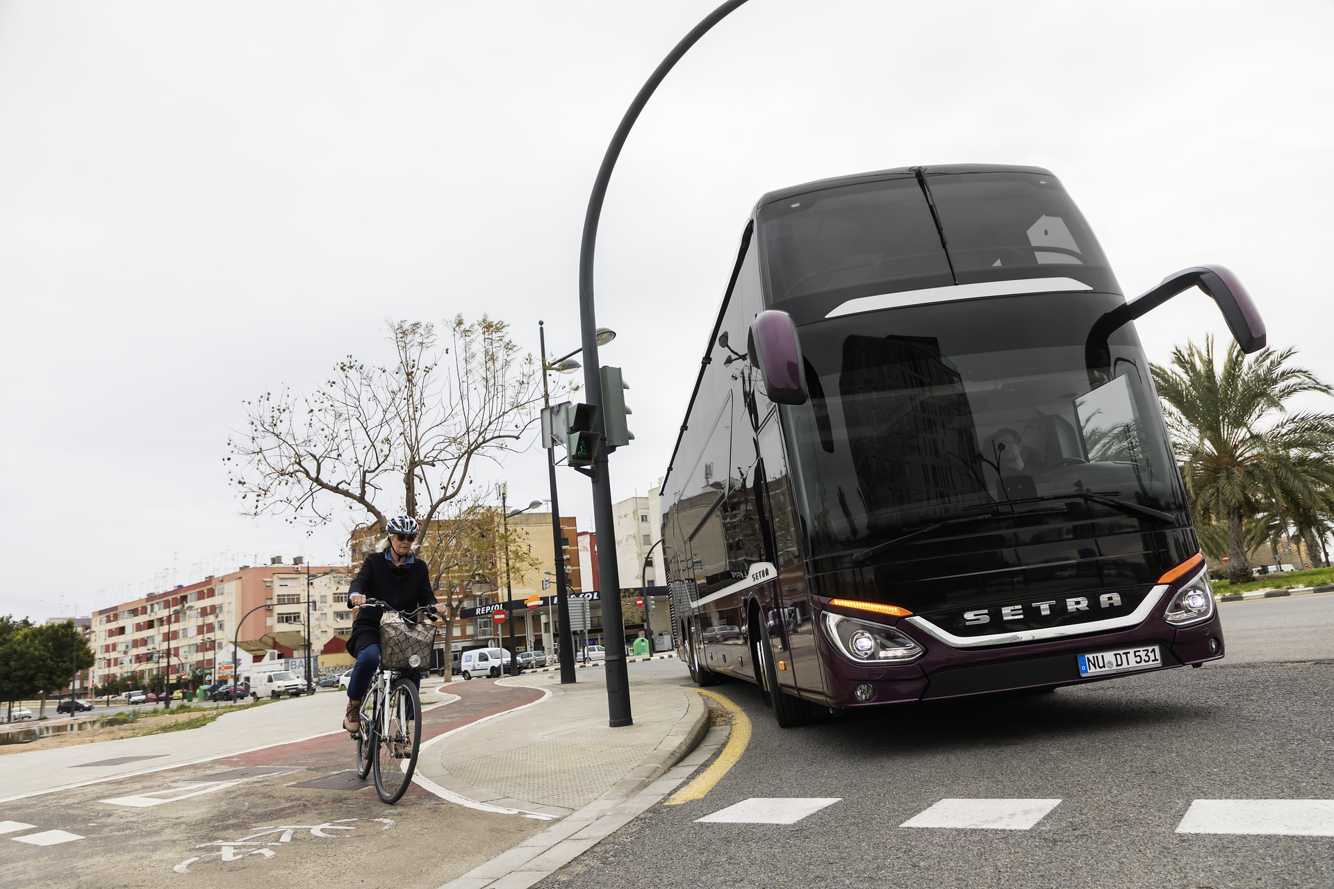 Als weltweit erste Omnibusmarken bieten Mercedes-Benz und Setra optional den Sideguard Assist an, den ersten Abbiege-Assistenten für Omnibusse. Der neue Bremsassistent Active Brake Assist 4: Serie in allen Reisebussen von Mercedes Benz und Setra, neuer Preventive Brake Assist für Stadtbusse