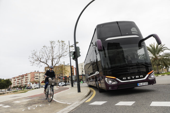 Der neue Bremsassistent Active Brake Assist 4: Serie in allen Reisebussen von Mercedes Benz und Setra, neuer Preventive Brake Assist für Stadtbusse