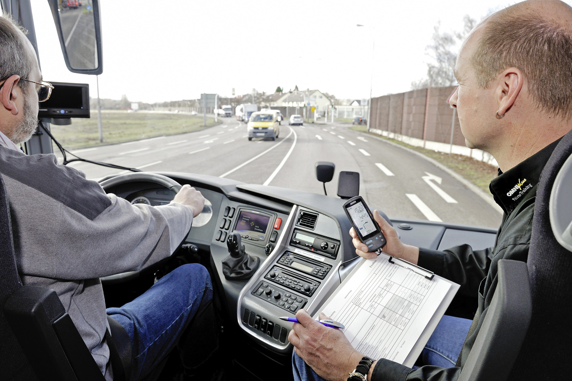 Omniplus hat 1993 als erster Anbieter ein Sicherheitstraining für Omnibusfahrer ins Leben gerufen. Seither schult die Servicemarke von EvoBus jedes Jahr im Durchschnitt mehr als 700 Fahrer und Fahrerinnen. Omniplus
