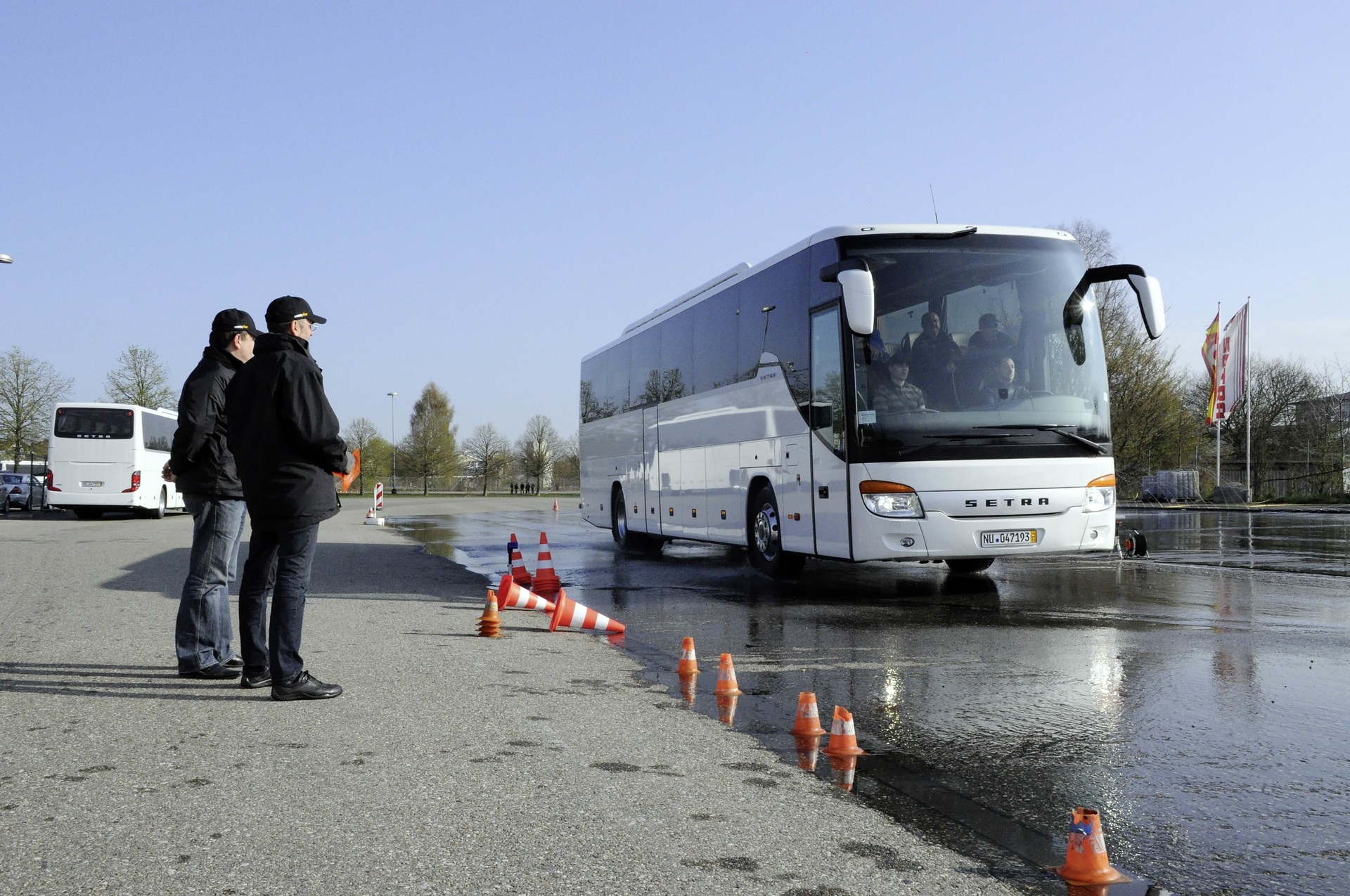 Omniplus hat 1993 als erster Anbieter ein Sicherheitstraining für Omnibusfahrer ins Leben gerufen. Seither schult die Servicemarke von EvoBus jedes Jahr im Durchschnitt mehr als 700 Fahrer und Fahrerinnen. 25 Jahre Omnibus-Sicherheitstraining: Omniplus hat rund 18 000 Busfahrer geschult, wesentlicher Beitrag zur Verkehrssicherheit