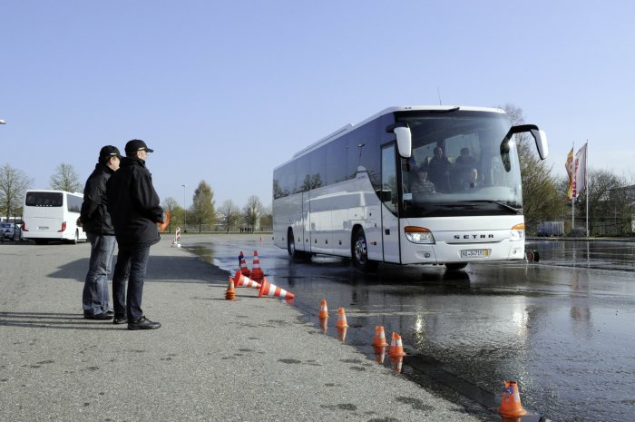 25 Jahre Omnibus-Sicherheitstraining: Omniplus hat rund 18 000 Busfahrer geschult, wesentlicher Beitrag zur Verkehrssicherheit