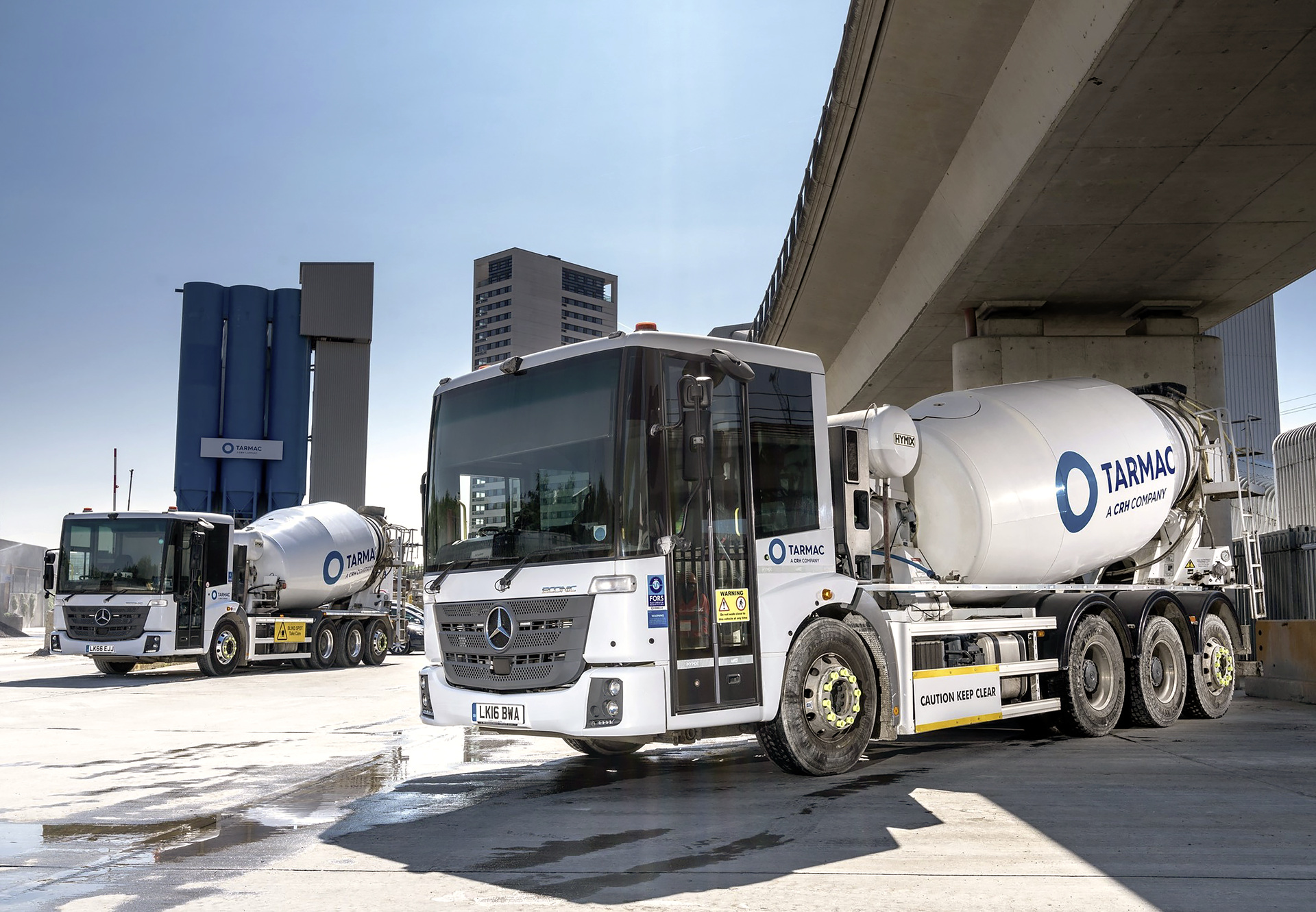 Der führende britische Straßenbau-Spezialist Tarmac setzt auf seinen Londoner Baustellen neue Betonmischer (Foto) und Kipper auf Basis des Vierachs-Fahrgestells Mercedes-Benz Econic 3235 L ein. Mehr Sicherheit im Londoner Baustellenverkehr: Tarmac setzt 25 neue Econic Betonmischer und Kipper ein