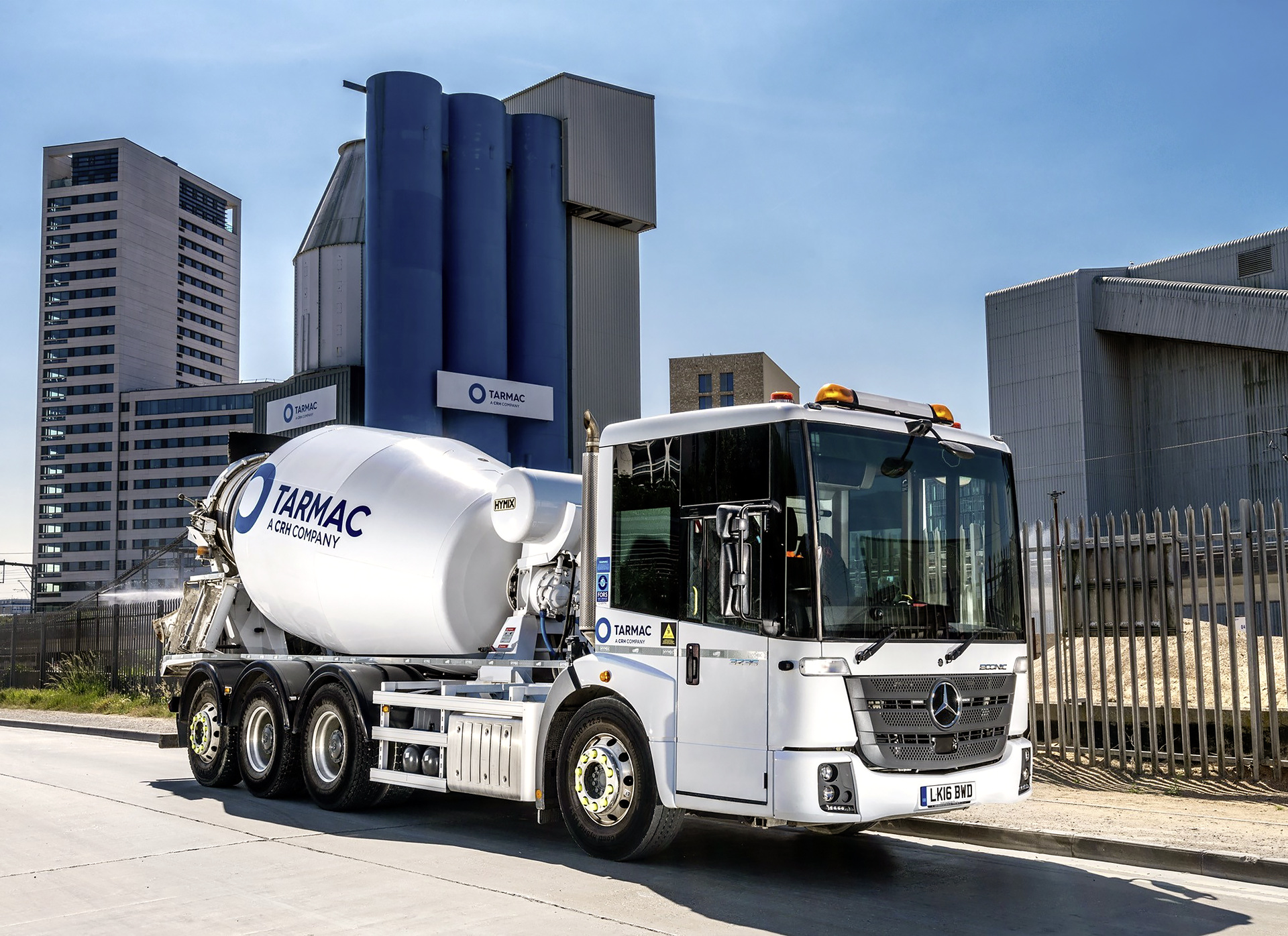 Hervorragende Sichtverhältnisse, Ergonomie und der hohe „RoadEfficiency“ Sicherheitssta ndard kennzeichnen den Mercedes-Benz Econic 3235 L. Den Baustellen-Lkw mit zwei gelenkten Achsen setzen Tarmac und seine Vertragspartner vornehmlich auf Londoner Baustellen ein. Mehr Sicherheit im Londoner Baustellenverkehr: Tarmac setzt 25 neue Econic Betonmischer und Kipper ein