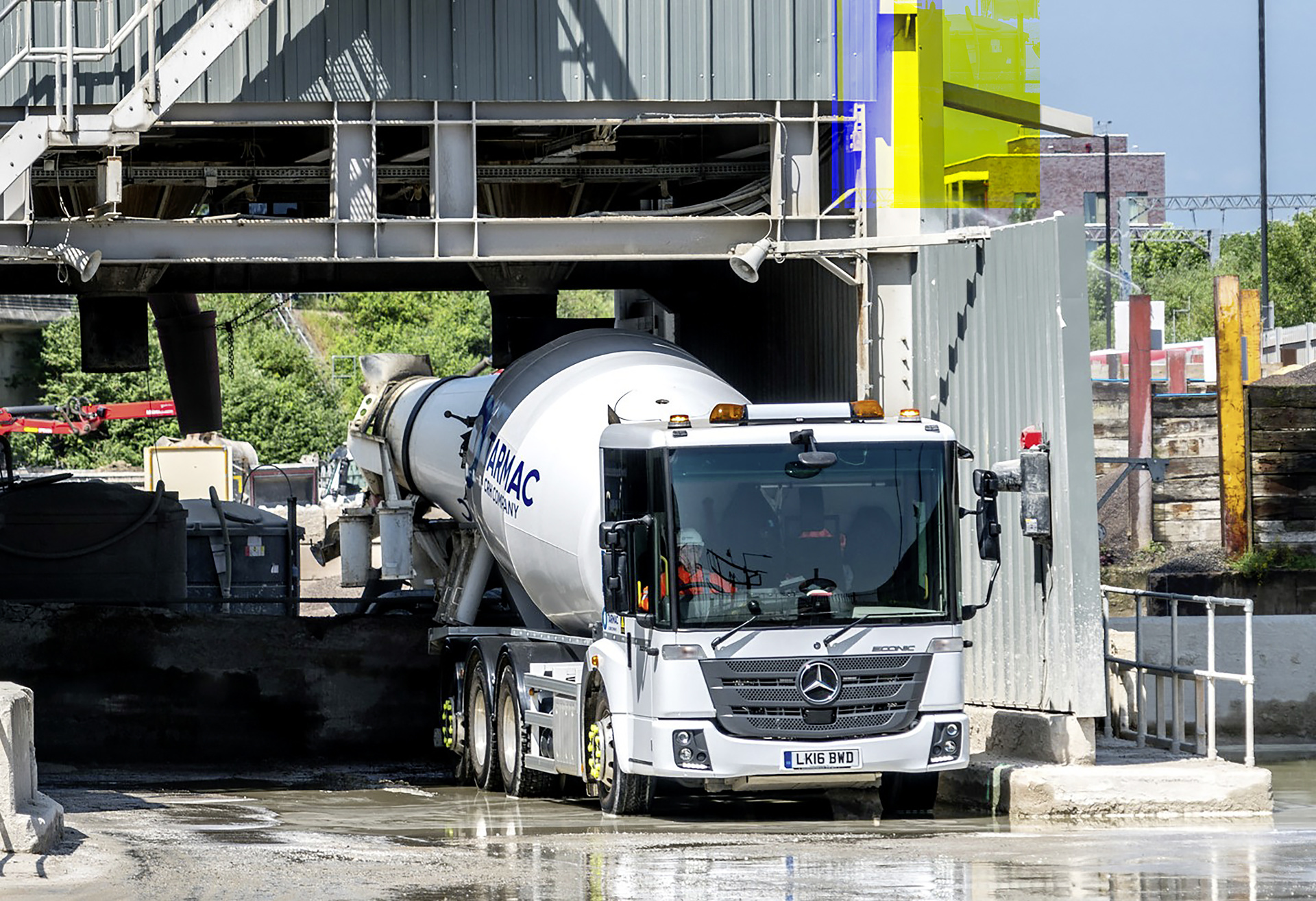 Sicherheit wird auf Londons Baustellen groß geschrieben: Der führende britische Straßenbau-Spezialist Tarmac setzt auf das Benchmark-Sicherheitsniveau der wendigen Vierachs-Betonmischer Mercedes-Benz Econic 3235 L. Mehr Sicherheit im Londoner Baustellenverkehr: Tarmac setzt 25 neue Econic Betonmischer und Kipper ein